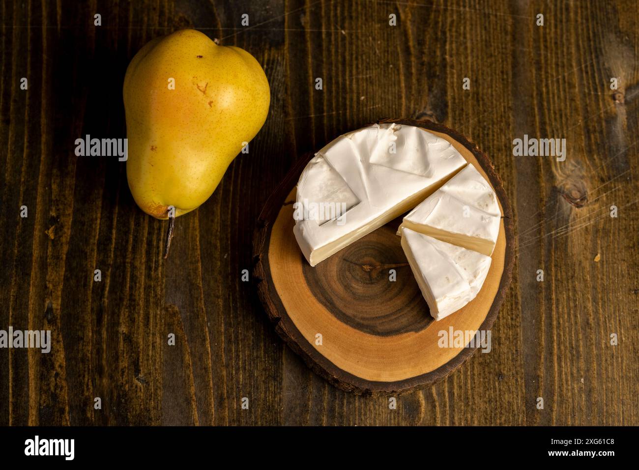 formaggio tondo maturo con muffa, formaggio fuso con muffa bianca sul tavolo Foto Stock