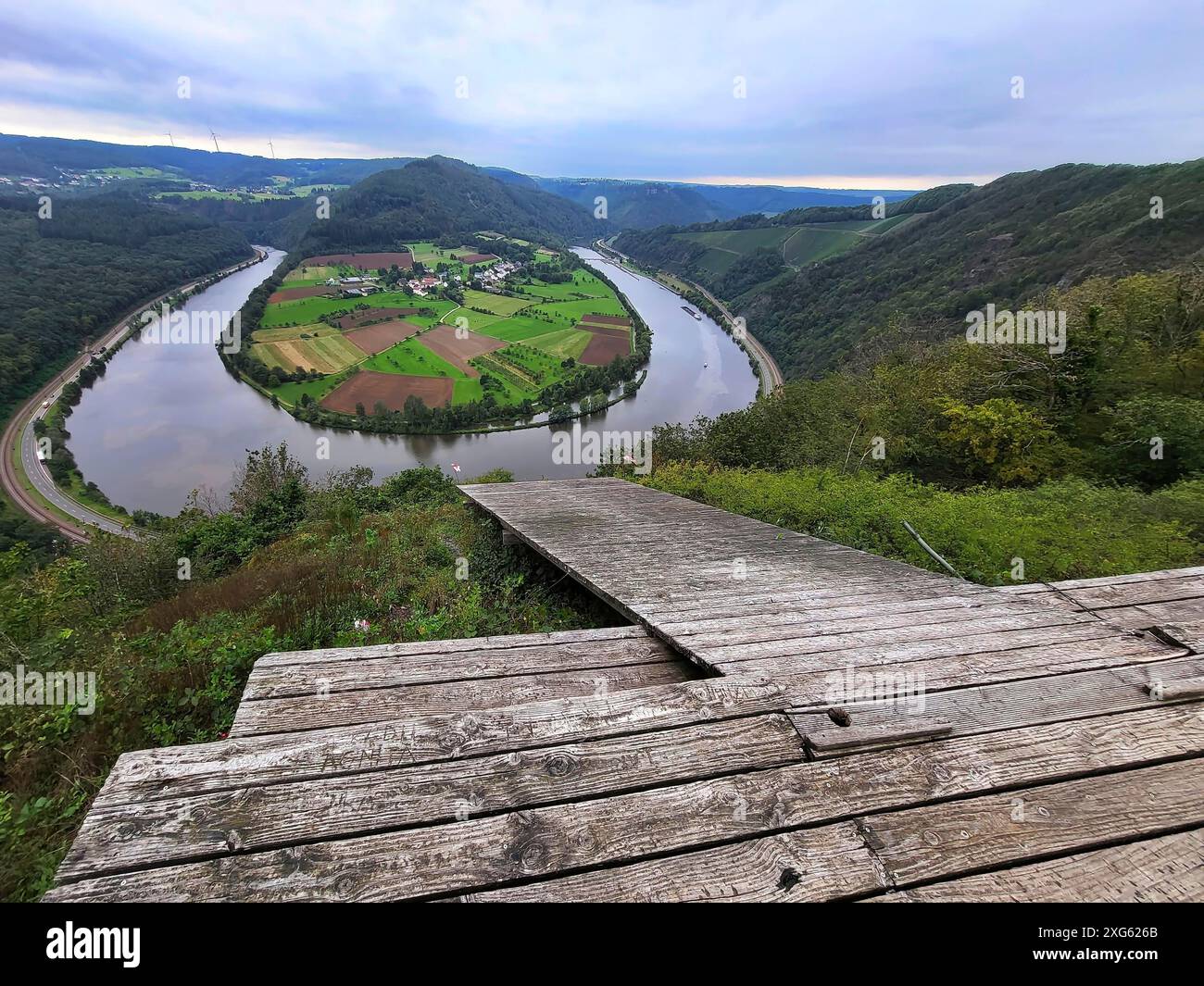 Giro fluviale della Saar. Il fiume si snoda attraverso la valle ed è circondato da verdi colline e foreste. Serrig, Kastel-Staadt, Taben-Rodt Foto Stock