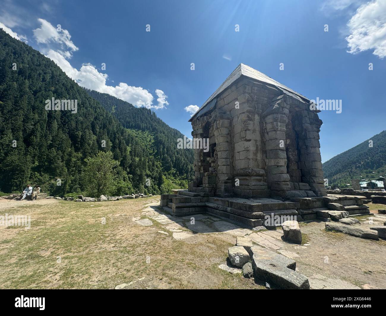 India. 6 luglio 2024. Naranag è un tempio indù circondato da montagne. E' un'attrazione turistica che si trova nel quartiere di Ganderbal a circa 60 km da Srinagar, capitale estiva di Jammu e Kashmir. Non solo attrazioni turistiche, ma Naranag funge anche da base per gli escursionisti. Sulla cima delle montagne si trova un bellissimo lago chiamato "lago gangbale". Che collega il sentiero con altre destinazioni di trekking popolari. (Foto di Musaib Iqbal Bhat/Pacific Press) credito: Pacific Press Media Production Corp./Alamy Live News Foto Stock