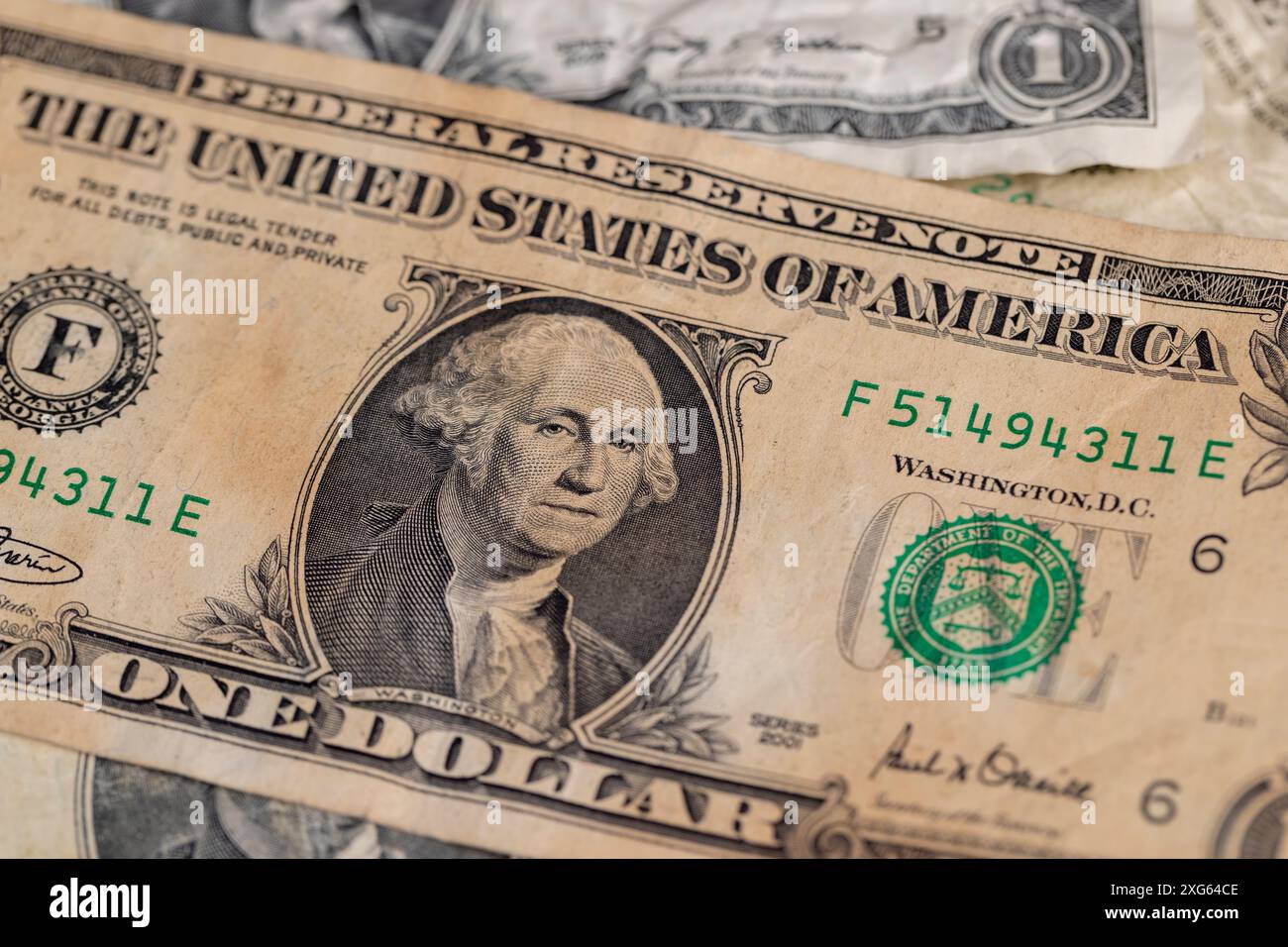 Primo piano di un dollaro ingiallito, primo piano di dollari americani di carta di cassa Foto Stock