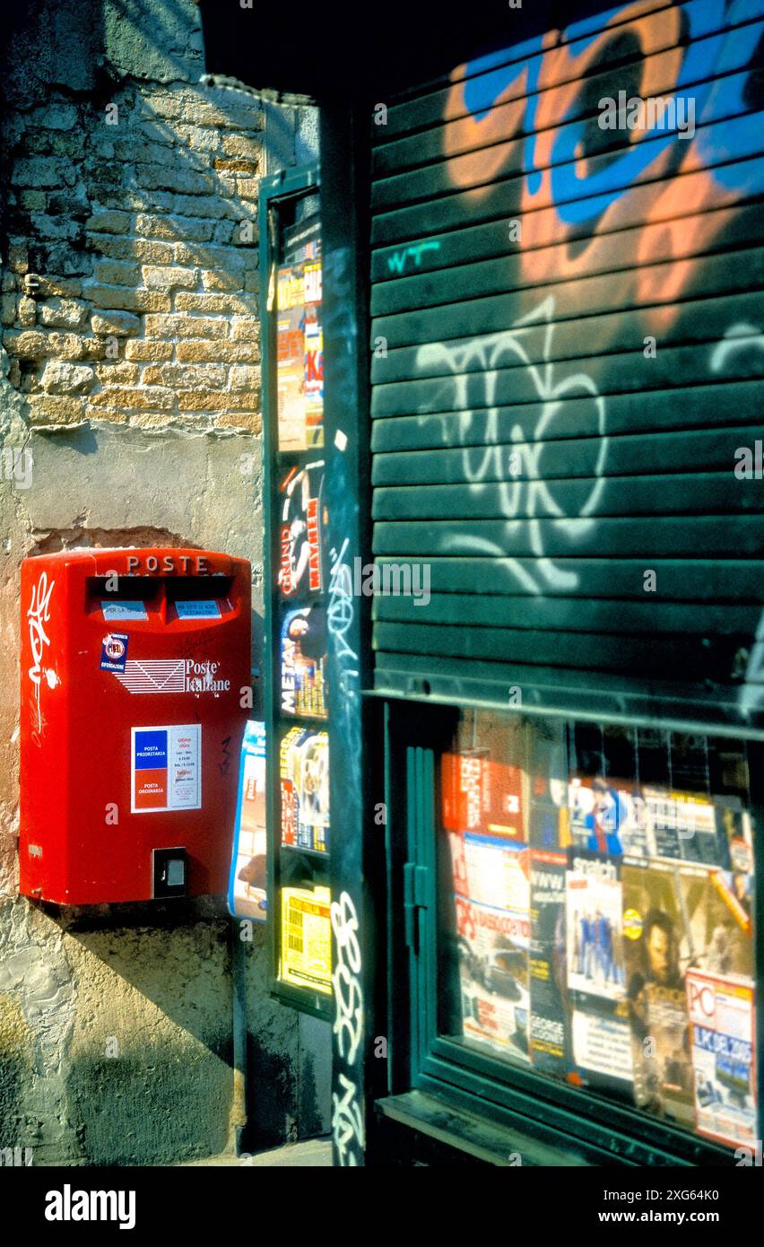 Stand chiuso per cartiere e cassetta postale, Venezia, Italia Foto Stock