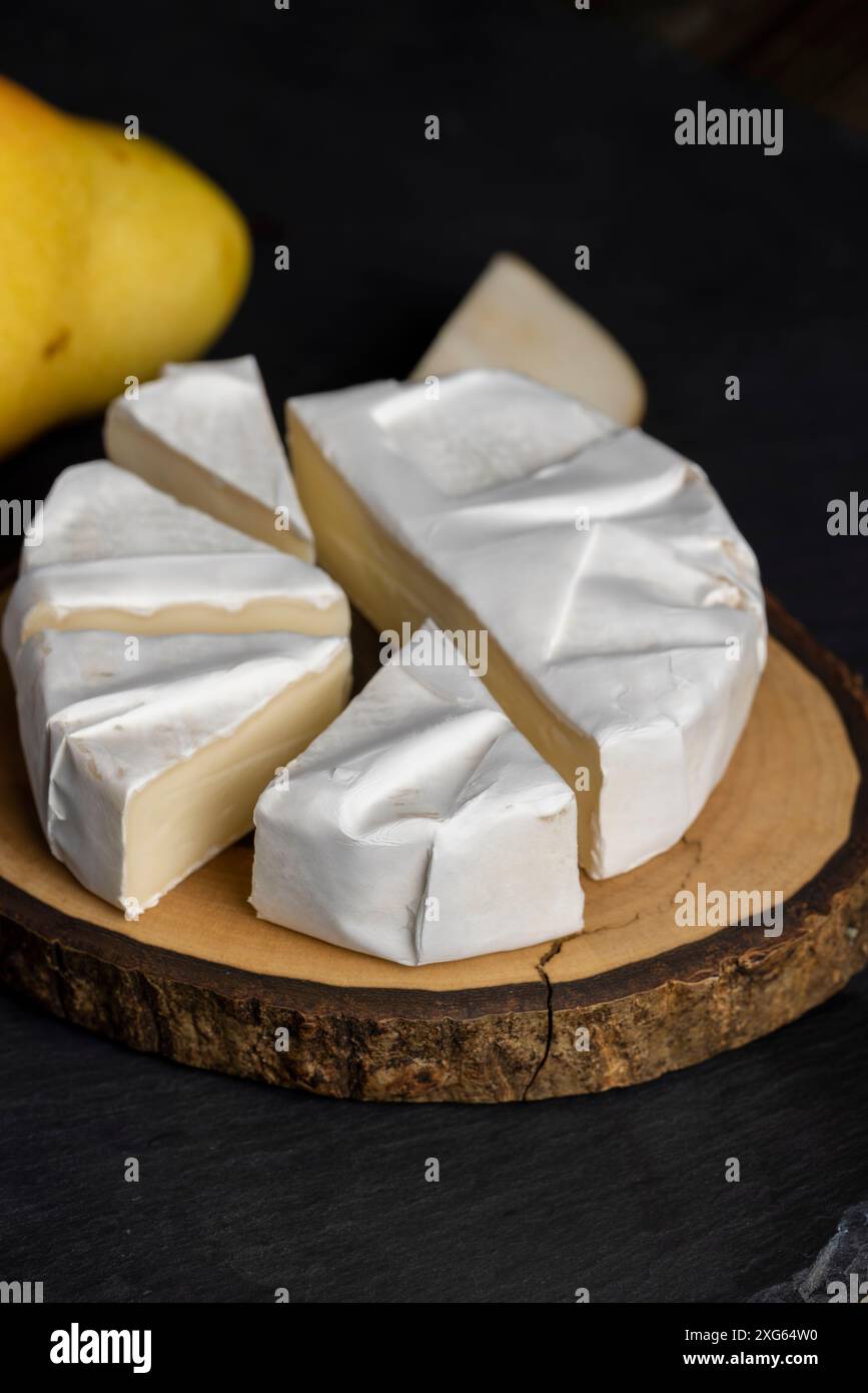 formaggio tondo maturo con muffa, formaggio fuso con muffa bianca sul tavolo Foto Stock
