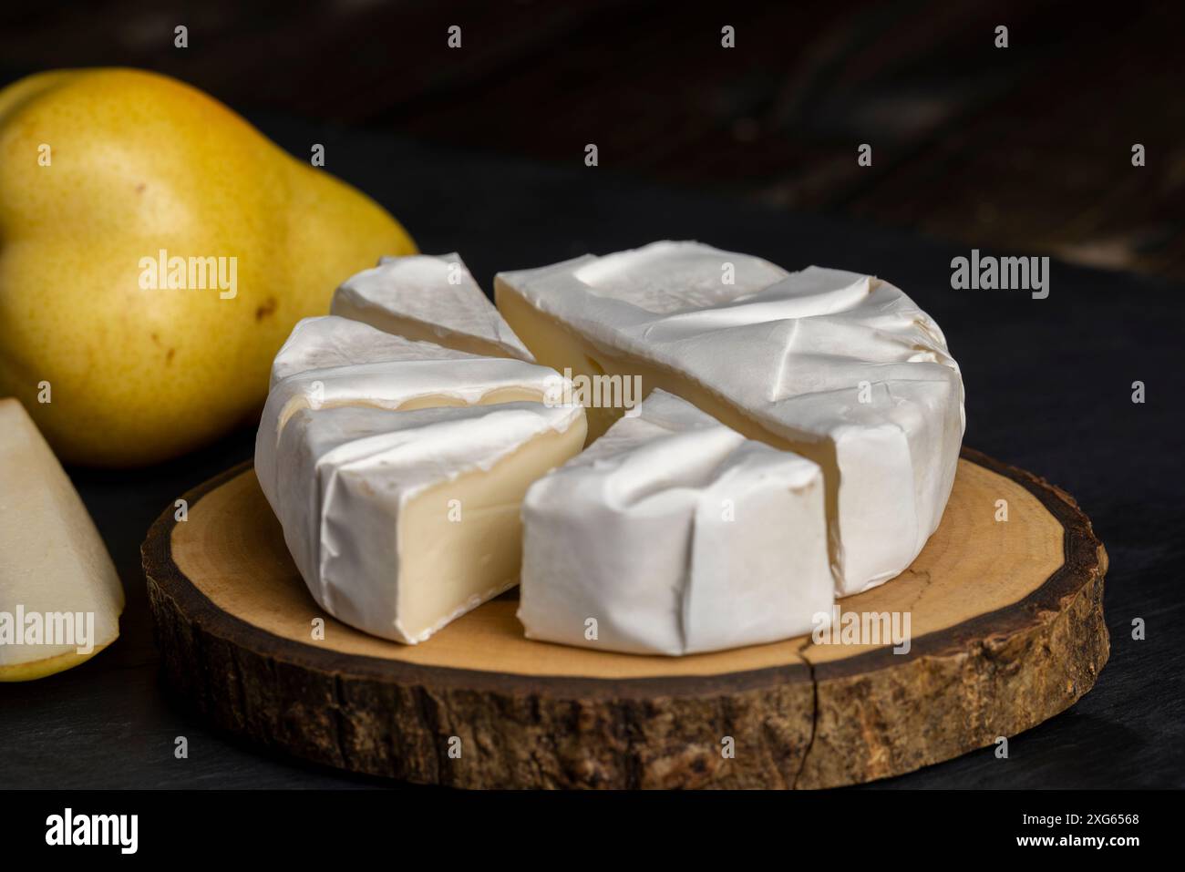 formaggio tondo maturo con muffa, formaggio fuso con muffa bianca sul tavolo Foto Stock