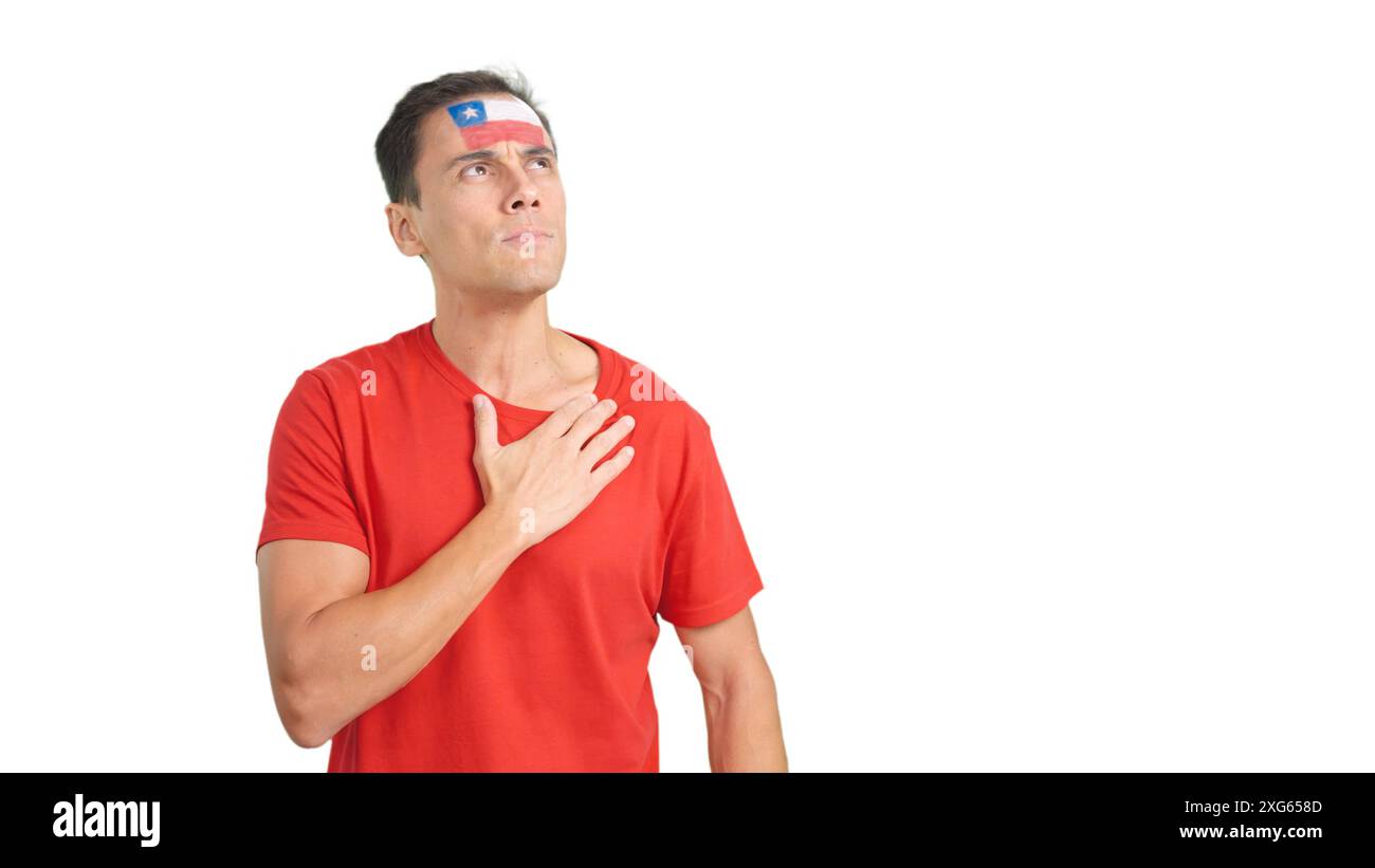 Uomo che ascolta l'inno nazionale cileno con solennità Foto Stock