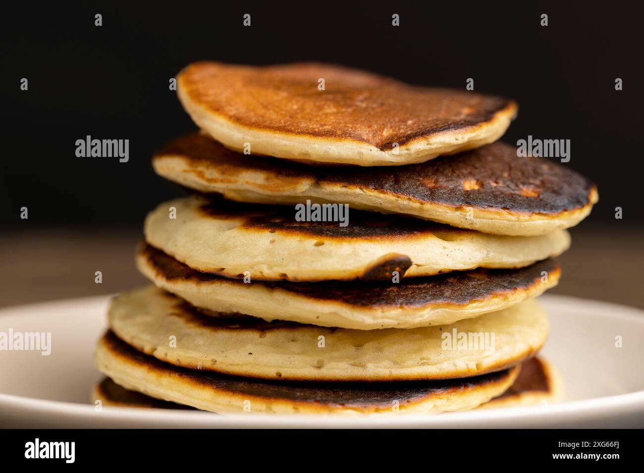 morbidi pancake freschi e miele liquido naturale in una ciotola di legno, vero miele d'api con pancake Foto Stock