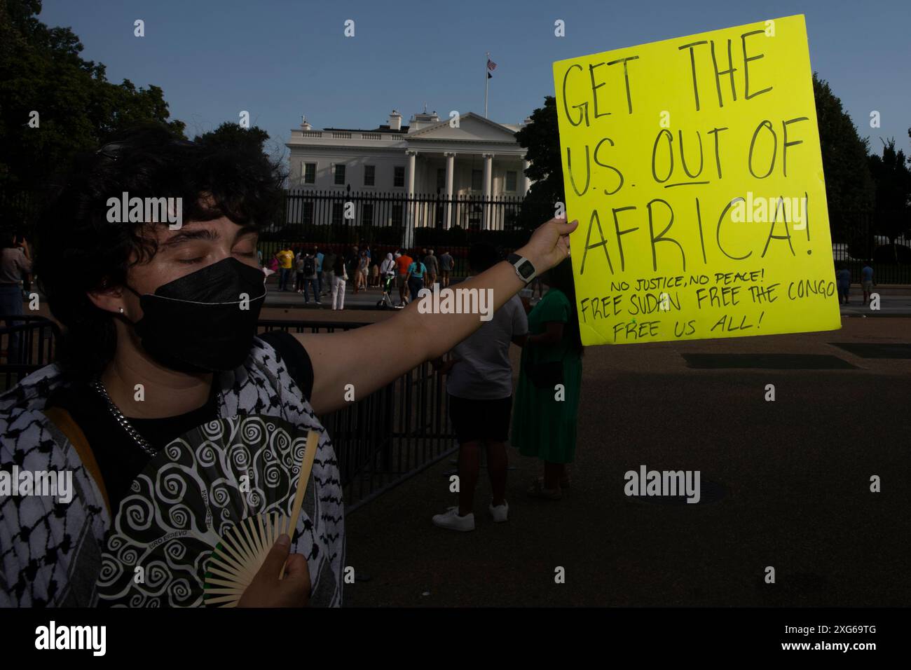 Washington DC, Stati Uniti. 6 luglio 2024. Un attivista per i diritti democratici del Sudan sta mostrando un segno con le parole "porta gli Stati Uniti fuori dall'Africa” tra gli altri testi informativi durante una manifestazione di fronte alla Casa Bianca a Washington DC, USA, il 6 luglio 2024. I manifestanti chiedono pace e aiuti umanitari per la Repubblica del Sudan, nonché la fine del conflitto sudanese in corso. Crediti: Aashish Kiphayet/Alamy Live News Foto Stock