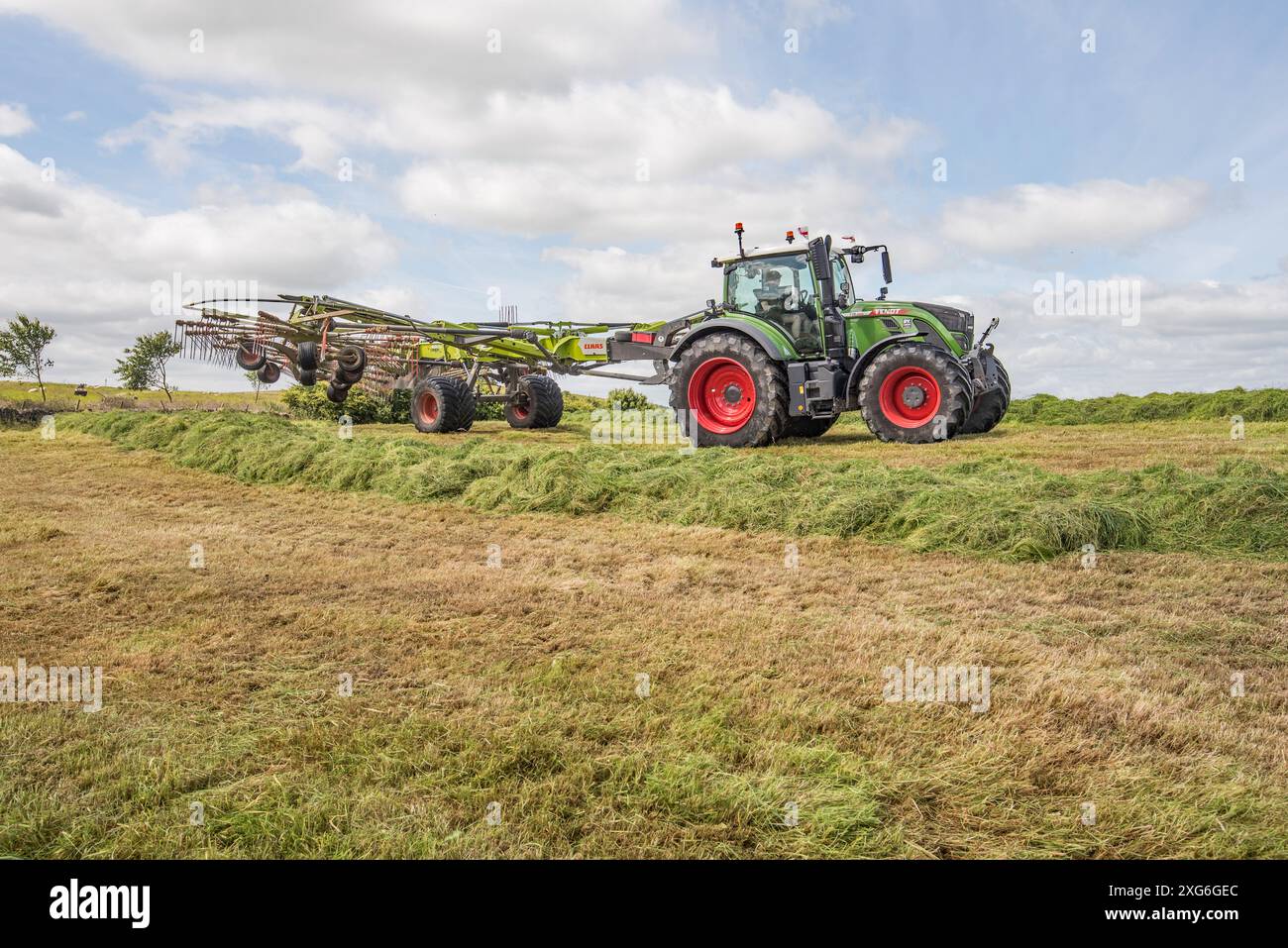 Macchine agricole in uso a Gargrave nel North Yorkshire, dove si svolgevano la falciatura dell'erba e la preparazione e la raccolta del foraggio Foto Stock