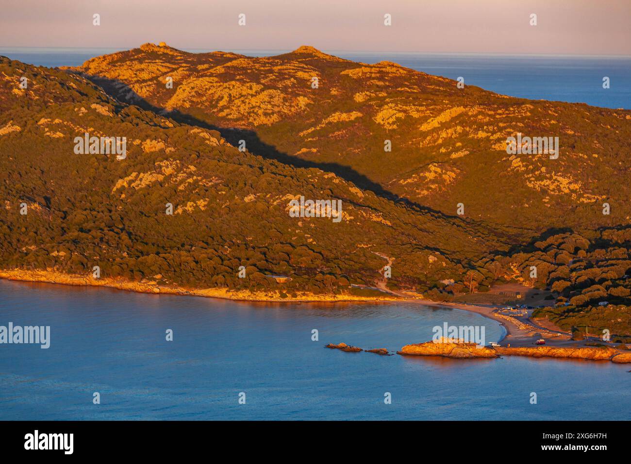 FRANCIA. VISTA AEREA DELLA CORSE DU SUD (2A) DEL GOLFO DI SANT'AMANZA, TAMARIS BEACH Foto Stock