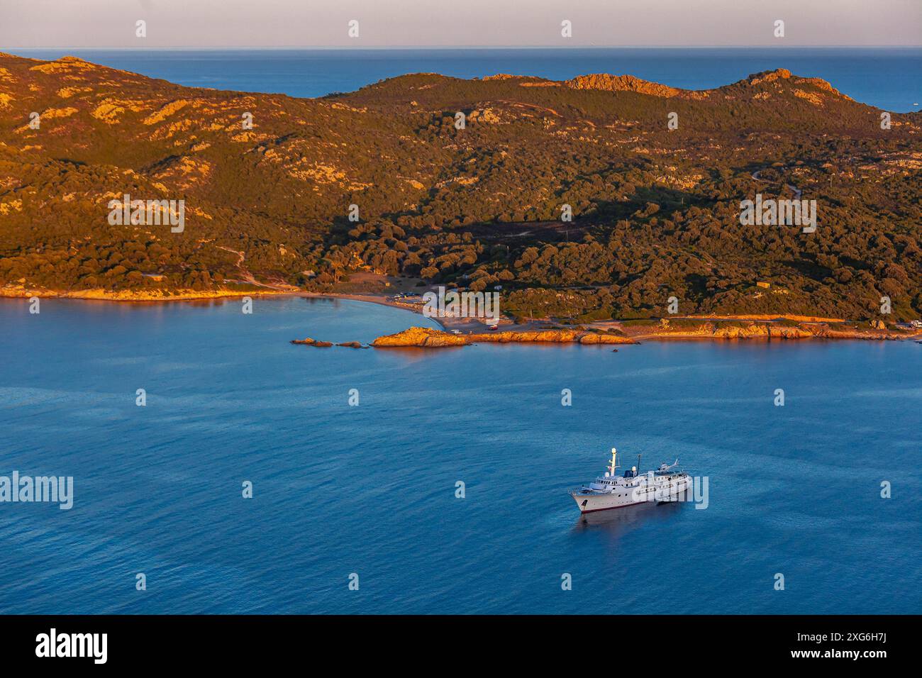 FRANCIA. VISTA AEREA DELLA CORSE DU SUD (2A) DEL GOLFO DI SANT'AMANZA, TAMARIS BEACH. YACHT ALL'ANCORA Foto Stock