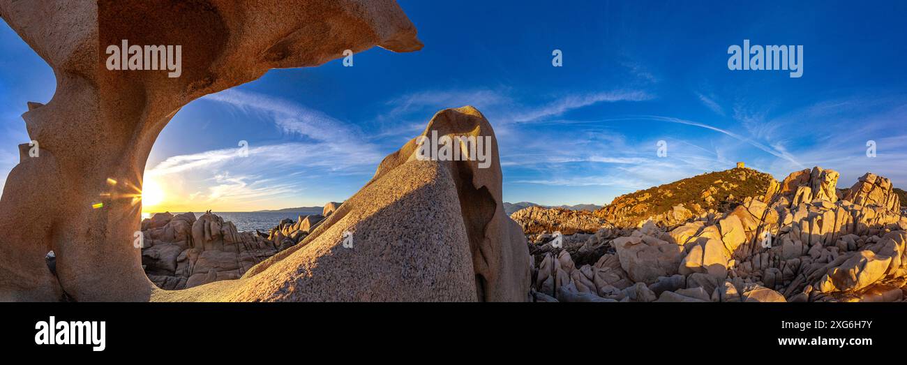 FRANCIA. CORSICA DU SUD (2A) GOLFO DI VALINCO, BAIA DI CAMPOMORO. TORRE GENOVESE DI CAMPOMORO E LA ROCCIA DEL DELFINO Foto Stock