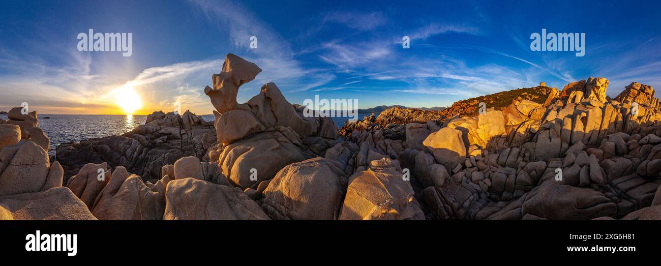 CORSICA MERIDIONALE, ISOLA DELLA BELLEZZA, BELVEDERE-CAMPOMORO, COVE DI CAMPOMORO, TORRE GENOVESE DI CAMPOMORO CON TAFFONI Foto Stock