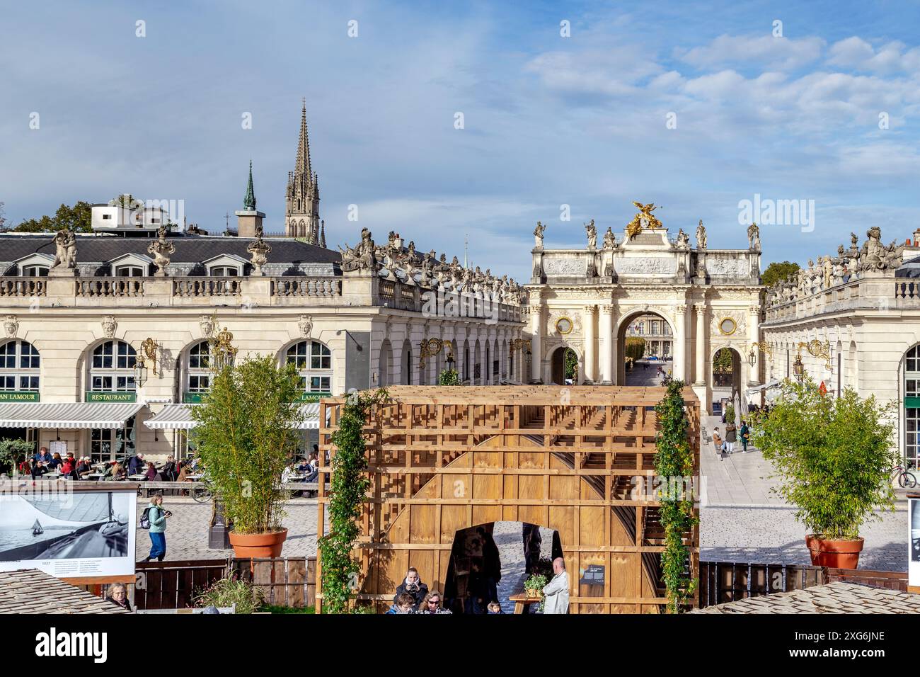 NANCY, FRANCIA - 1 NOVEMBRE 2023: Questa è una vista di Piazza Stanislao e dell'Arco di Trionfo e dell'arco decorativo con recinzione, che è installato i Foto Stock