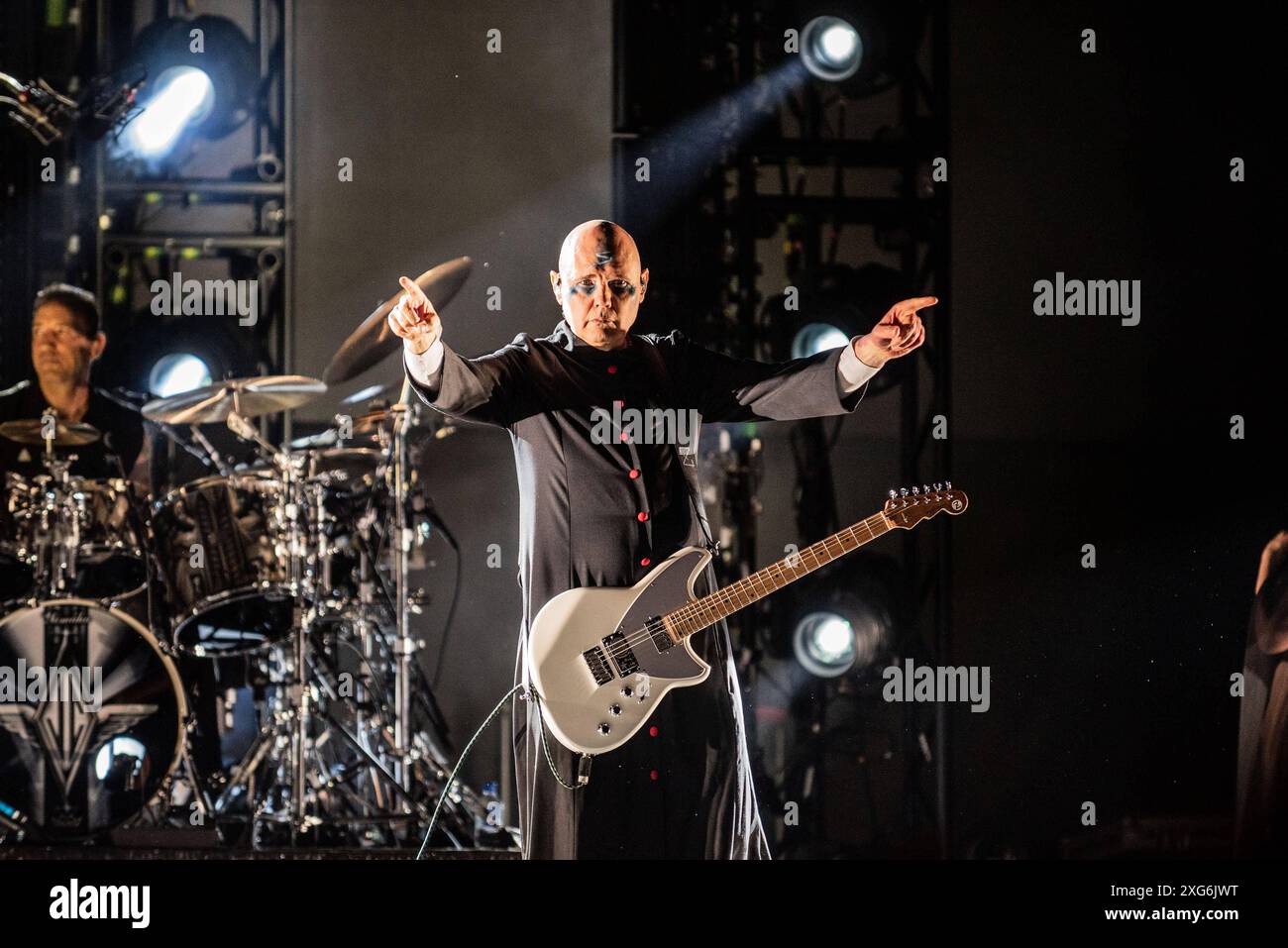 Concerto musicale - The Smashing Pumpkins - The World is a Vampire Europe Estate 2024 Billy Corgan e Jimmy Chamberlin of the Smashing Pumpkins Lucca Piazza Napoleone Italia Copyright: XMirkoxFava/TSCKx/xLiveMediax LPM 1434156 Foto Stock