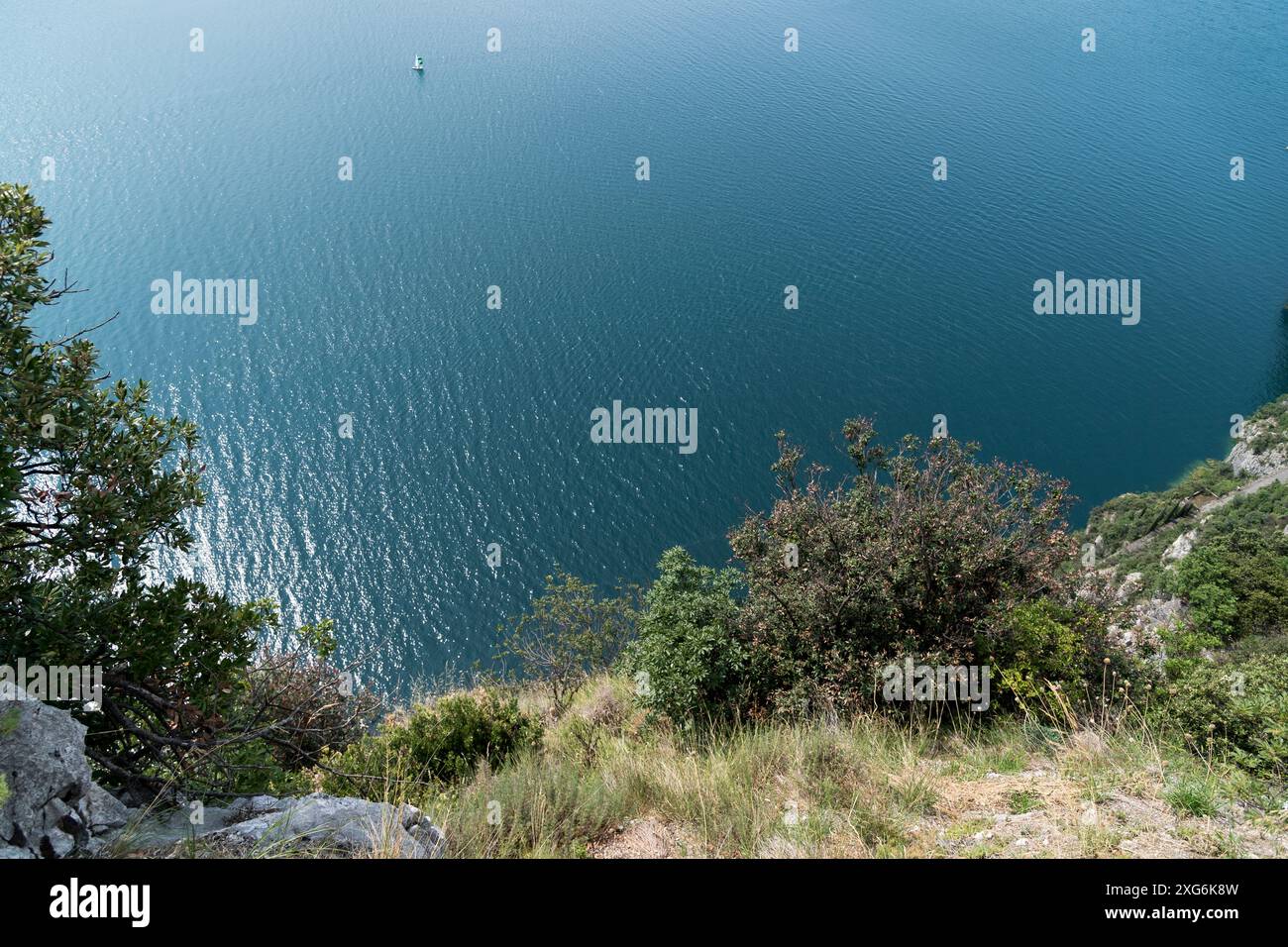 Lago di Garda a Gardola, Tignale, provincia di Brescia, Lombardia, Italia © Wojciech Strozyk / Alamy Stock Photo Foto Stock