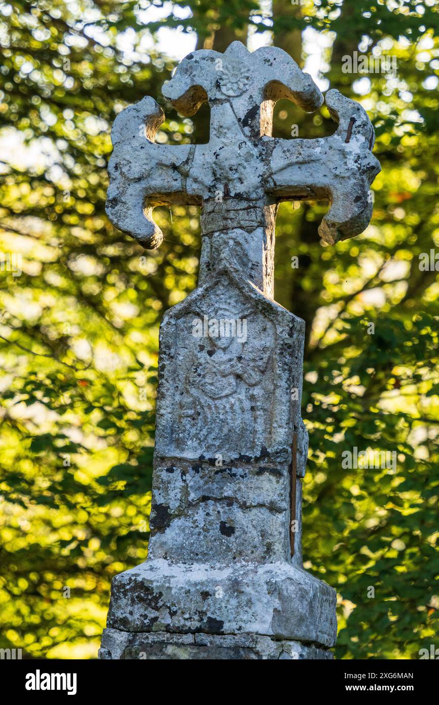 Croce dei pellegrini all'uscita di Roncesvalles, XIV secolo, strada di Santiago, Navarra, Spagna. Foto Stock