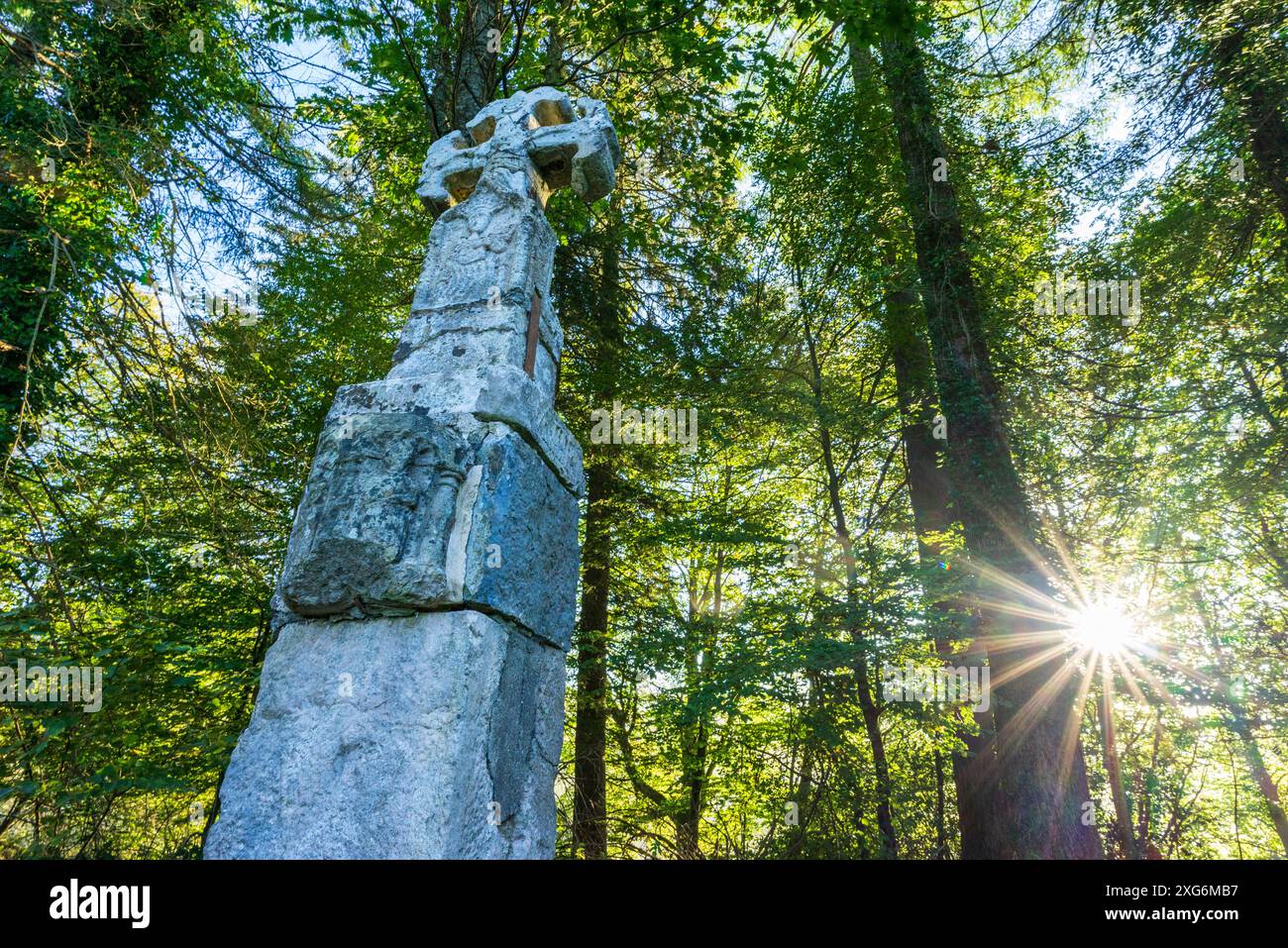 Croce dei pellegrini all'uscita di Roncesvalles, XIV secolo, strada di Santiago, Navarra, Spagna. Foto Stock