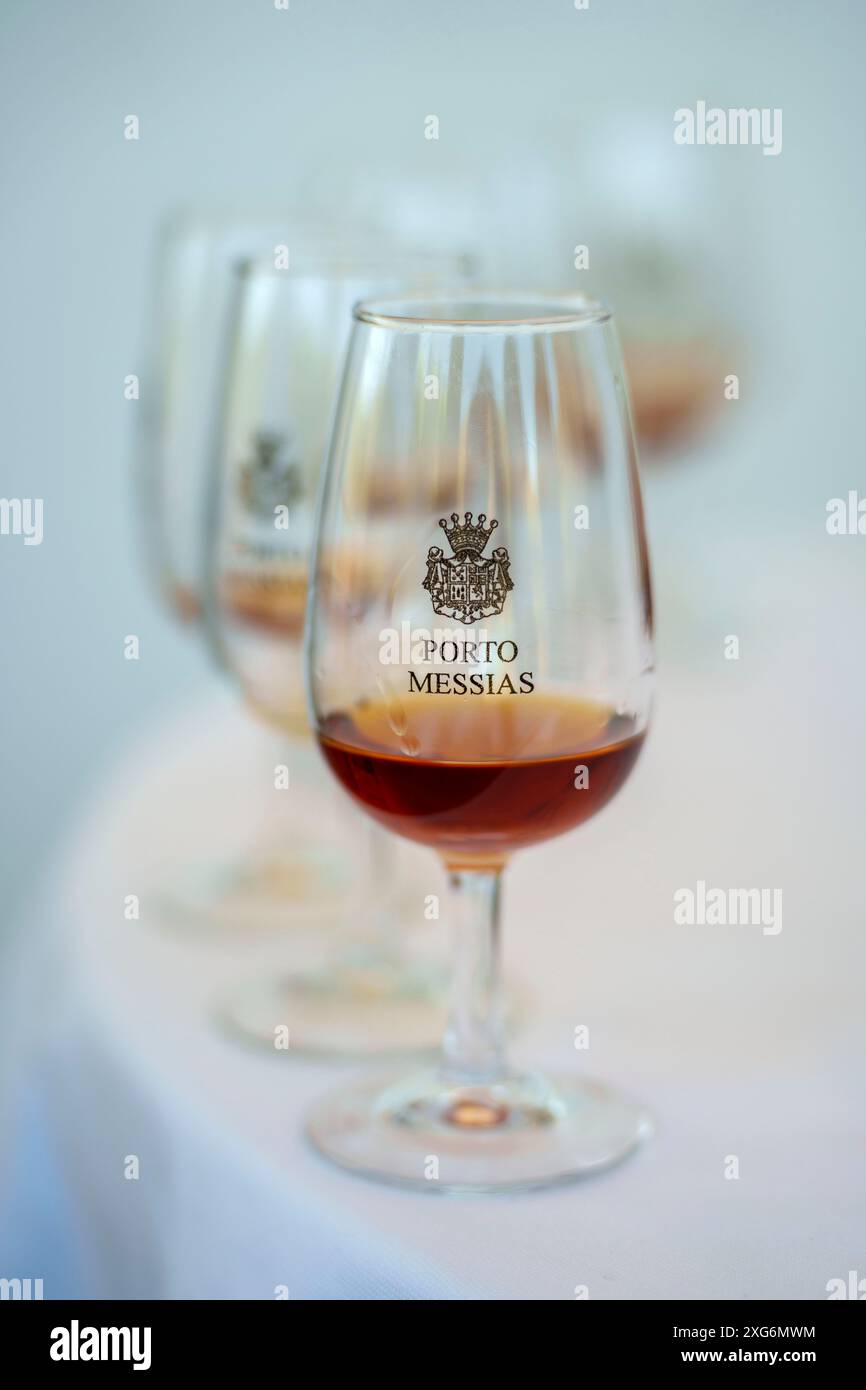 Fila di bicchieri di vino Porto da Porto Messias Foto Stock