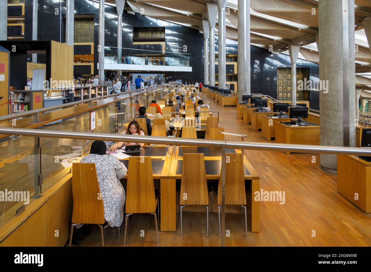 Interni moderni di una sala lettura principale della Bibliotheca Alexandrina, una grande biblioteca e centro culturale di Alessandria, Egitto Foto Stock