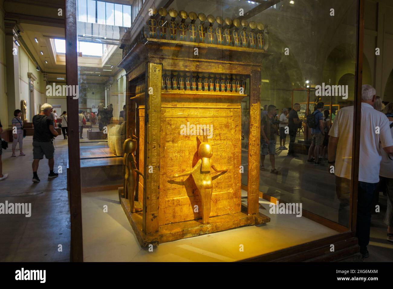 Santuario in legno dorato che ospitava i vasi canopici dell'antico faraone egizio Tutankhamon esposti in una cassa di vetro al Museo Egizio del Cairo Foto Stock