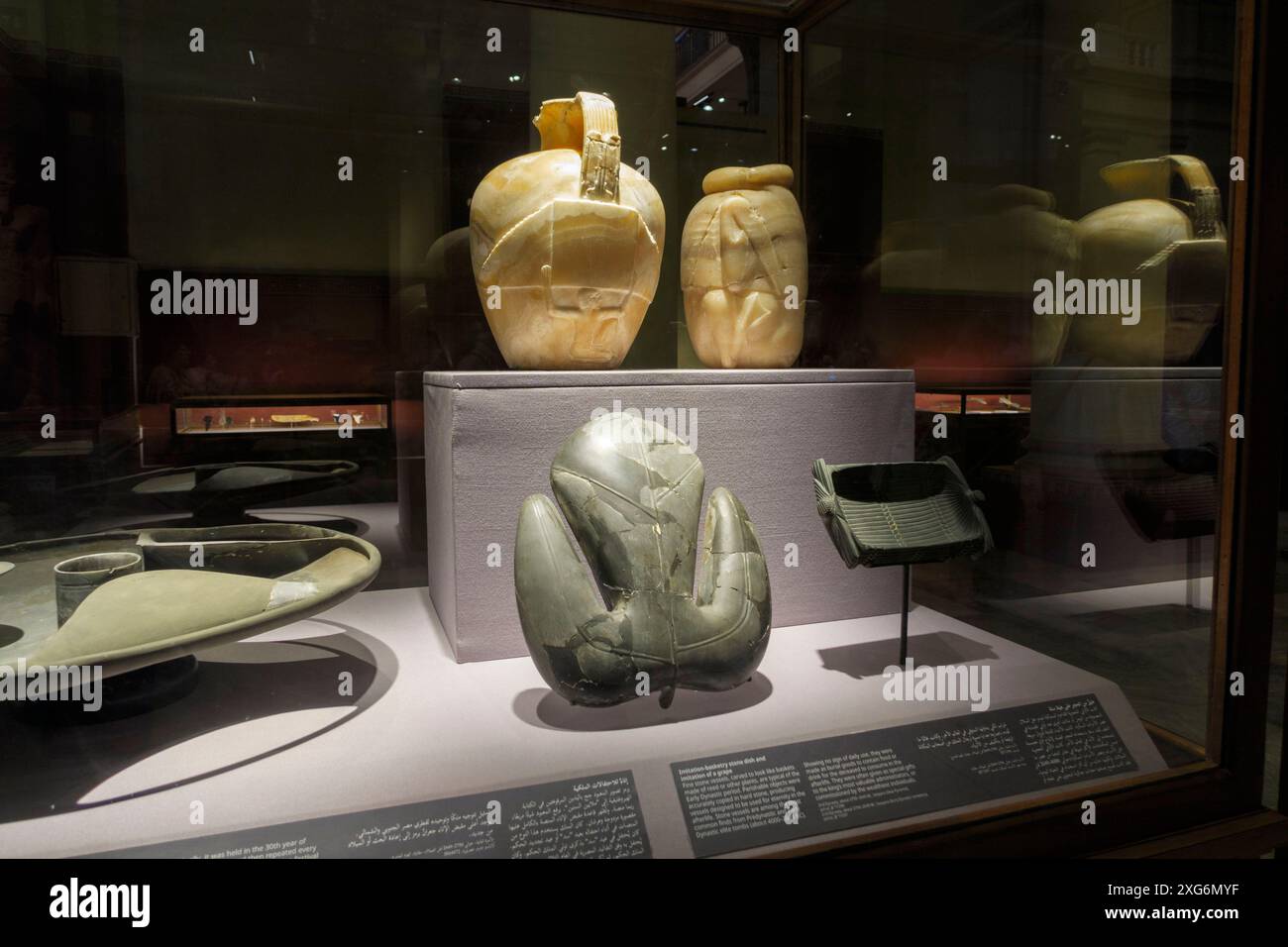 Antichi manufatti scolpiti esposti in una vetrata, tra cui alabastro e oggetti cerimoniali in pietra verde presso il Museo egizio del Cairo, in Egitto Foto Stock