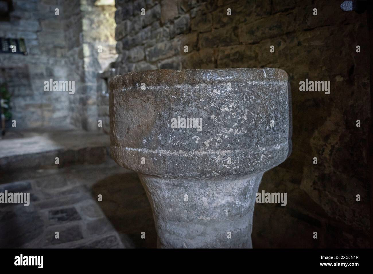 Fonte battesimale romanica, chiesa di San Martín de Oliván, stile romanico intorno al 1060, termine di Biescas, alto Gállego, Huesca, Spagna. Foto Stock