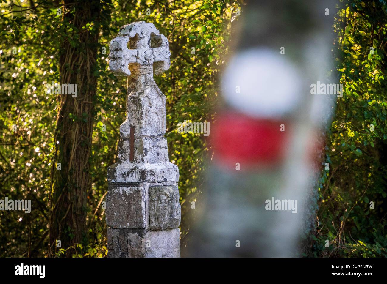 Croce dei pellegrini all'uscita di Roncesvalles, XIV secolo, strada di Santiago, Navarra, Spagna. Foto Stock