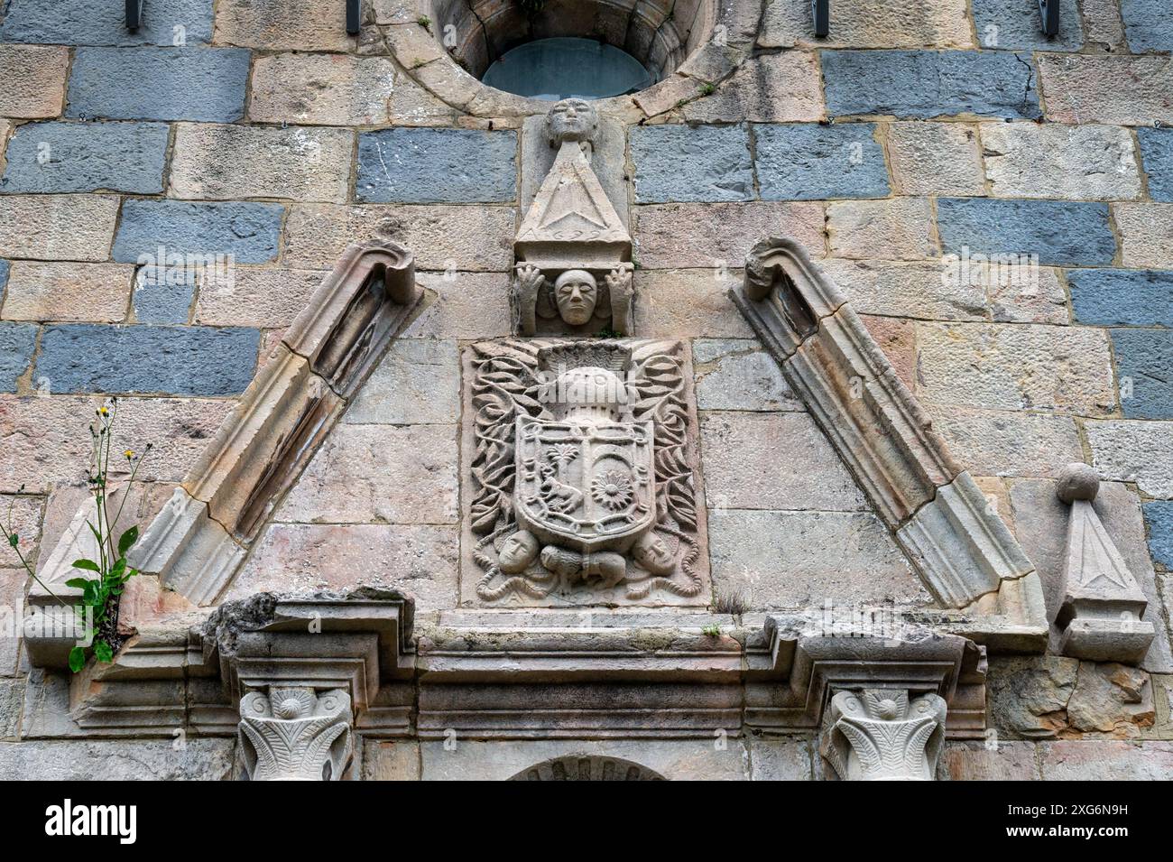 Burguete, Spagna - 17 maggio 2024: Le incisioni sopra la porta della chiesa di Iglesia de San Nicolás de Bari a Burgguete. Foto Stock