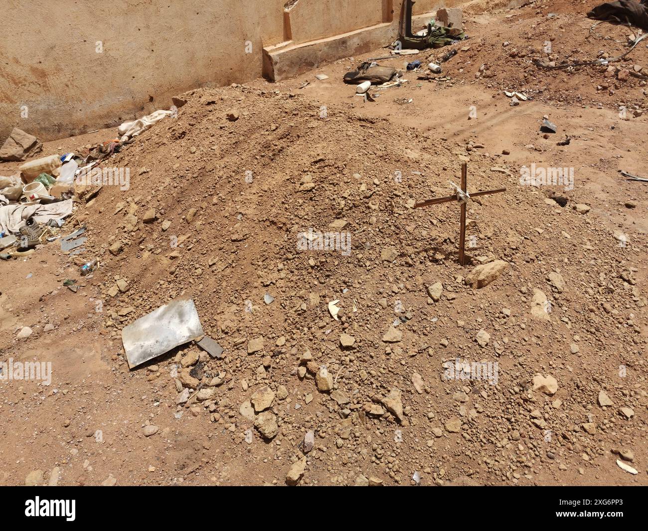 Omdurman. 10 maggio 2024. Questa foto scattata da un telefono cellulare il 6 luglio 2024 mostra tombe di cittadini sepolti vicino alle mura di una scuola nella città di Omdurman, Sudan. Il Sudan è stato coinvolto in un conflitto mortale tra le forze armate sudanesi e le forze paramilitari di sostegno rapido dalla metà di aprile 2023. Il conflitto aveva causato almeno 16.650 vittime entro il 10 maggio 2024, secondo un aggiornamento citato dall'Ufficio delle Nazioni Unite per il coordinamento degli affari umanitari alla fine di giugno. Crediti: Mohamed Khidir/Xinhua/Alamy Live News Foto Stock