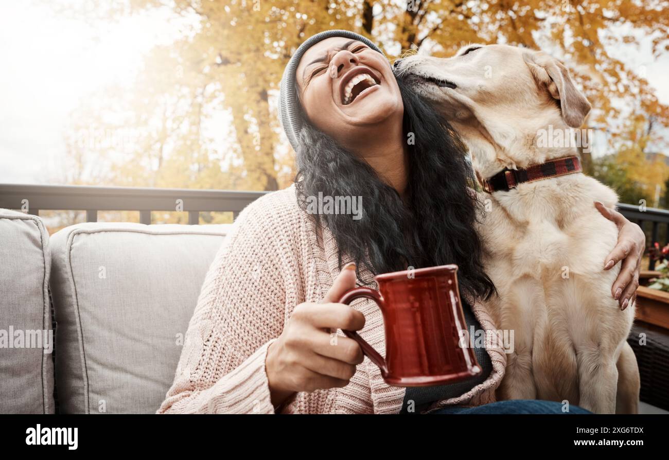 Donna, felicità e cane in panchina con caffè, eccitato e abbracciato in giardino. Salute mentale, casa ed animale di supporto emotivo in cortile per l'adozione Foto Stock