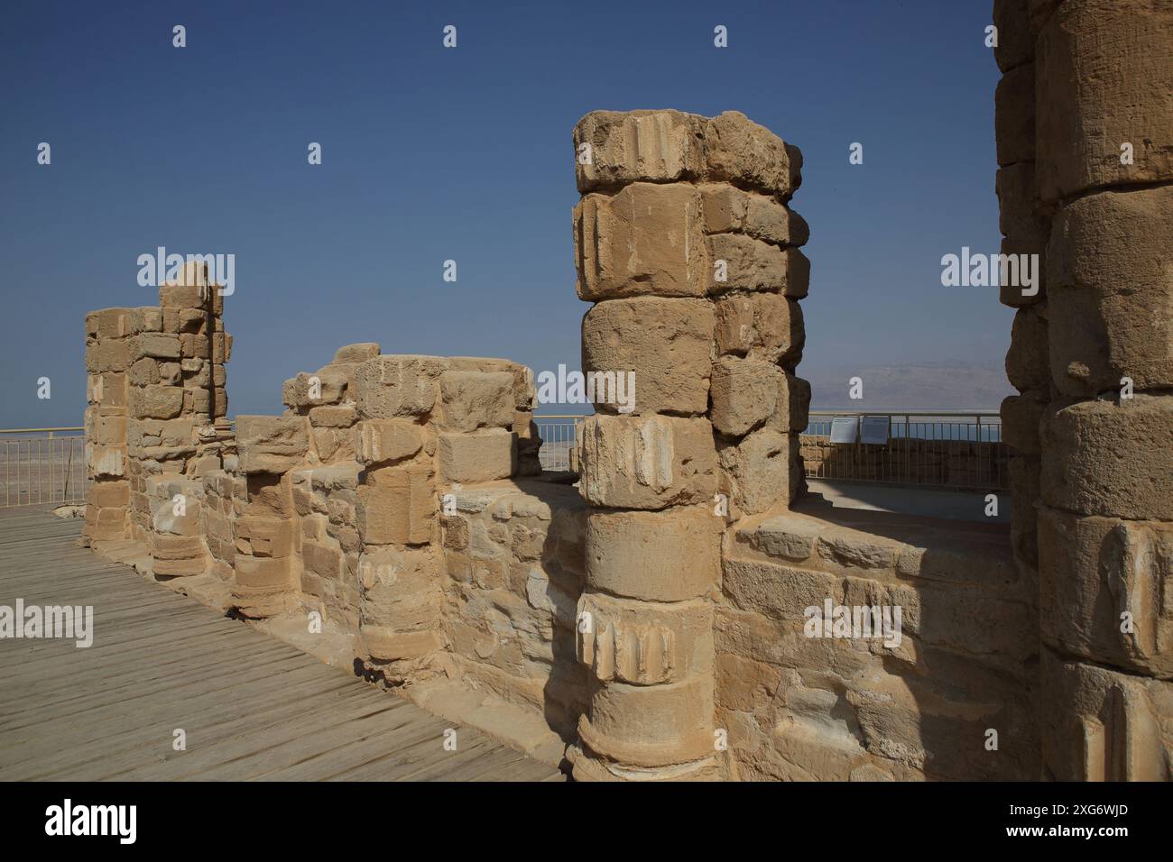 Masada, Palazzo settentrionale del Re Erode il grande, piano inferiore, utilizzato per feste, colonne e muri in rovina. Foto Stock