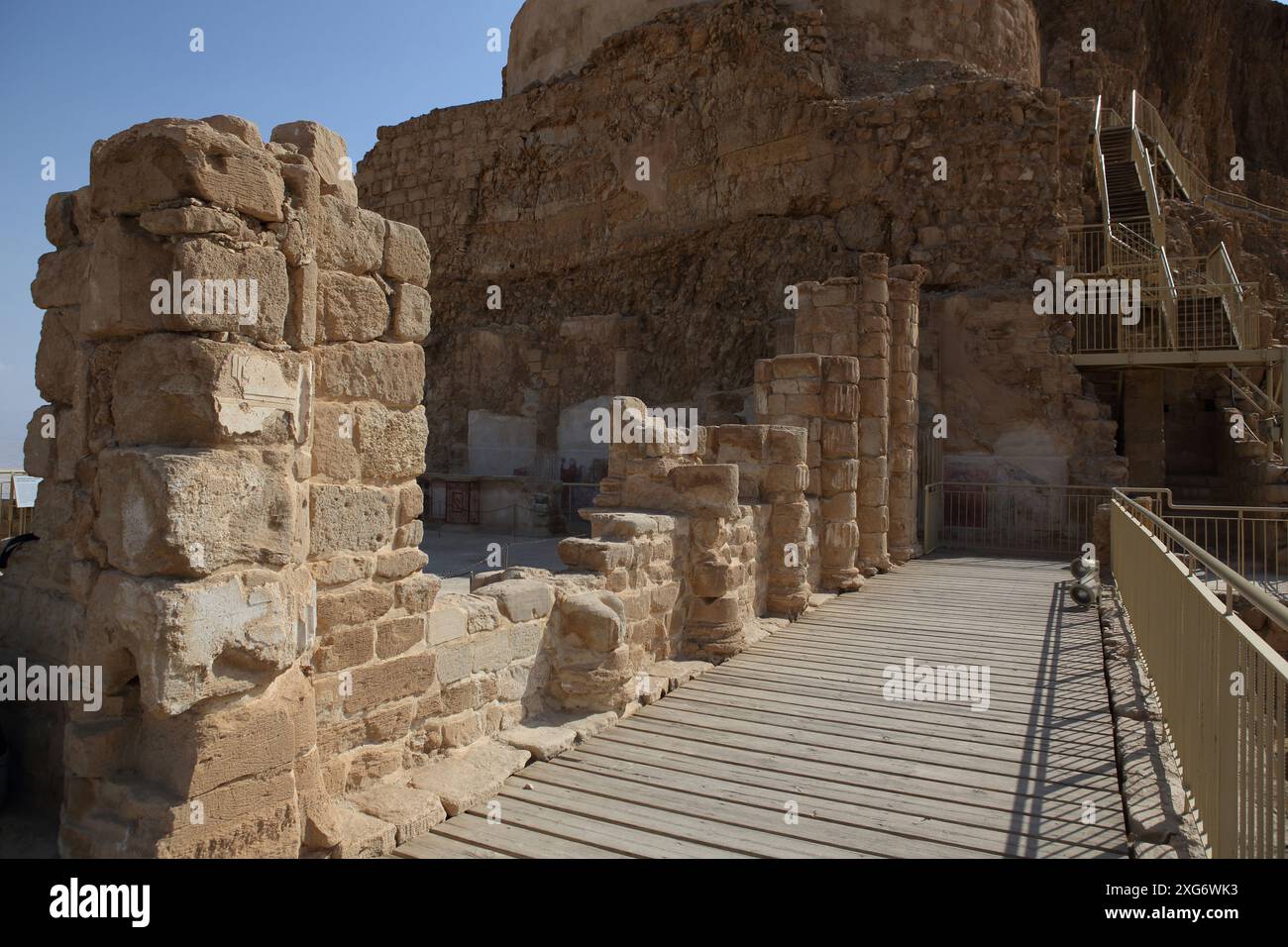 Masada, Palazzo settentrionale del Re Erode il grande, piano inferiore, utilizzato per feste, colonne e muri in rovina. Foto Stock