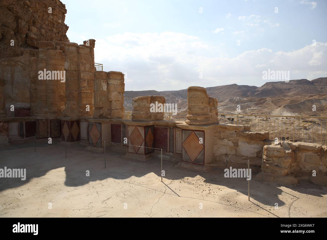 Masada, il Palazzo settentrionale del Re Erode il grande, il livello inferiore utilizzato per feste, colonne, affreschi aveva un design astratto e geometrico - rispetto della legge ebraica Foto Stock