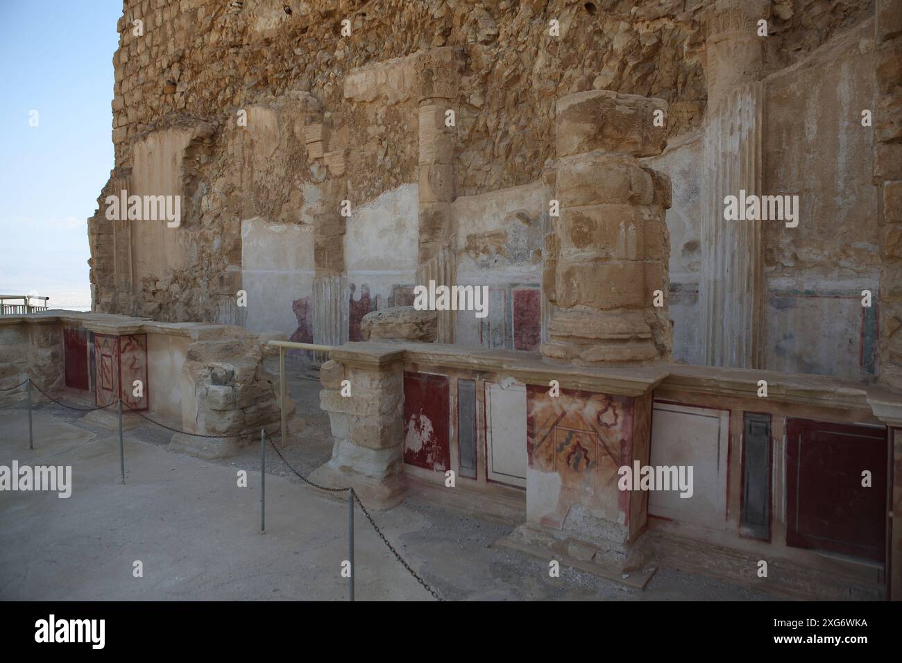 Masada, il Palazzo settentrionale del Re Erode il grande, il livello inferiore utilizzato per feste, colonne, affreschi aveva un design astratto e geometrico - rispetto della legge ebraica Foto Stock