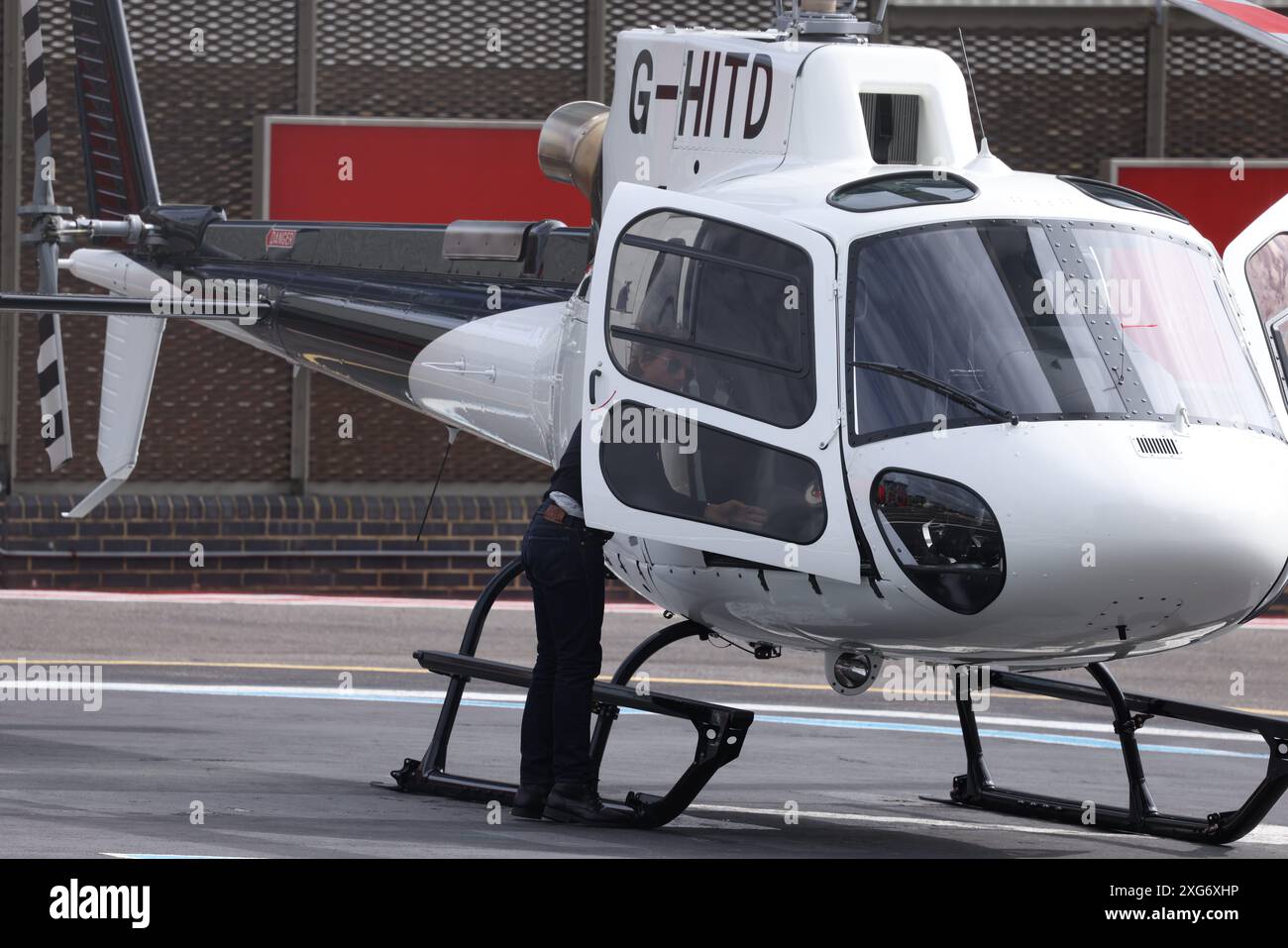 Londra 7 luglio 2024 Tom Cruise e Christopher MacQuarrie (Director Mission Impossible) volano da Londra per assistere al Gran Premio di Gran Bretagna di Formula 1 crediti: Anfisa Polyushkevych/Alamy Live News Foto Stock