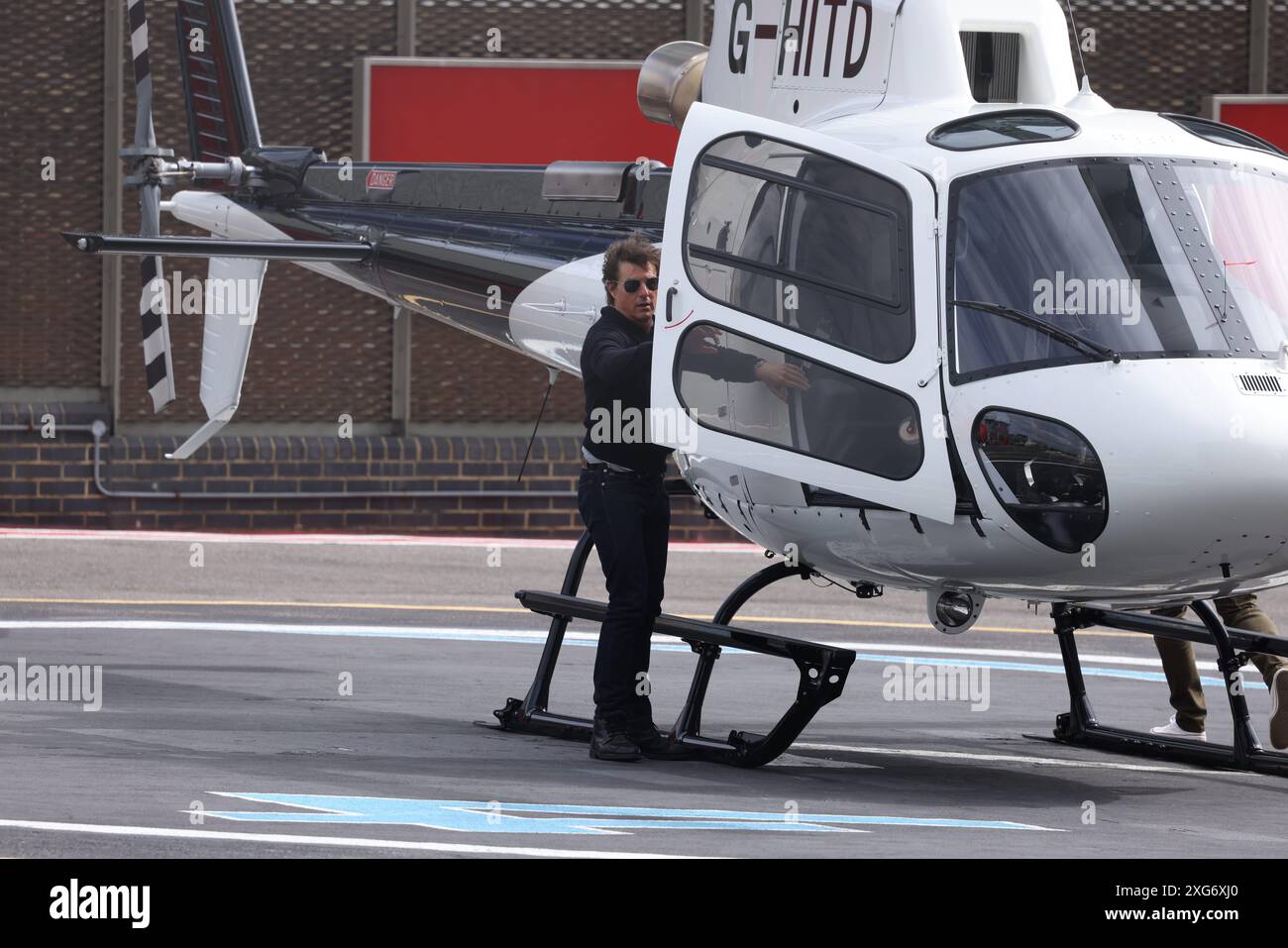 Londra 7 luglio 2024 Tom Cruise e Christopher MacQuarrie (Director Mission Impossible) volano da Londra per assistere al Gran Premio di Gran Bretagna di Formula 1 crediti: Anfisa Polyushkevych/Alamy Live News Foto Stock