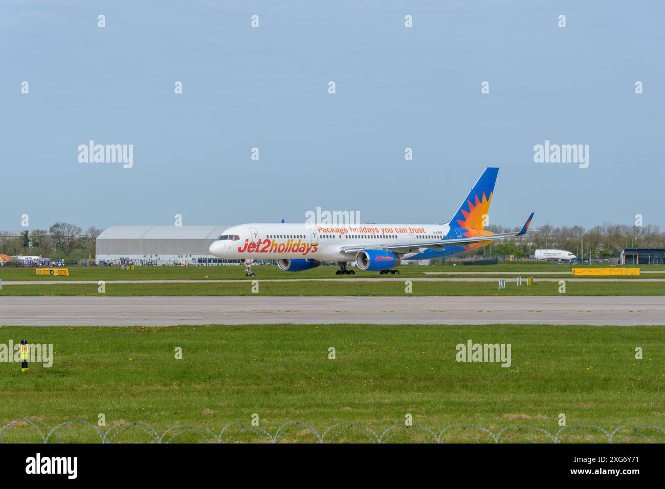 Jet2 Boeing 757 all'aeroporto di Manchester Foto Stock