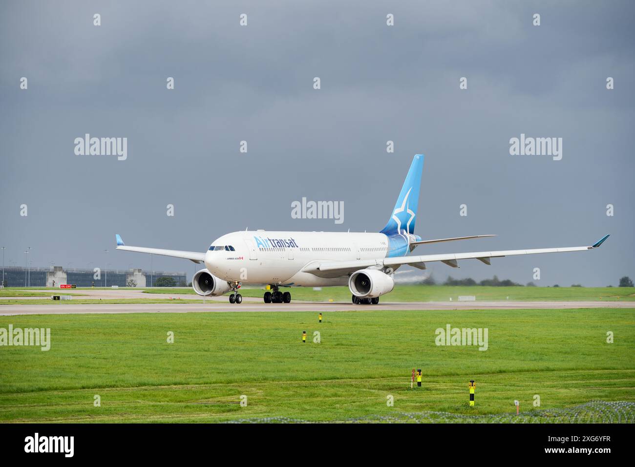 Air Transat Airbus A330 è pronto per il decollo sulla pista 2 all'aeroporto di Manchester Foto Stock