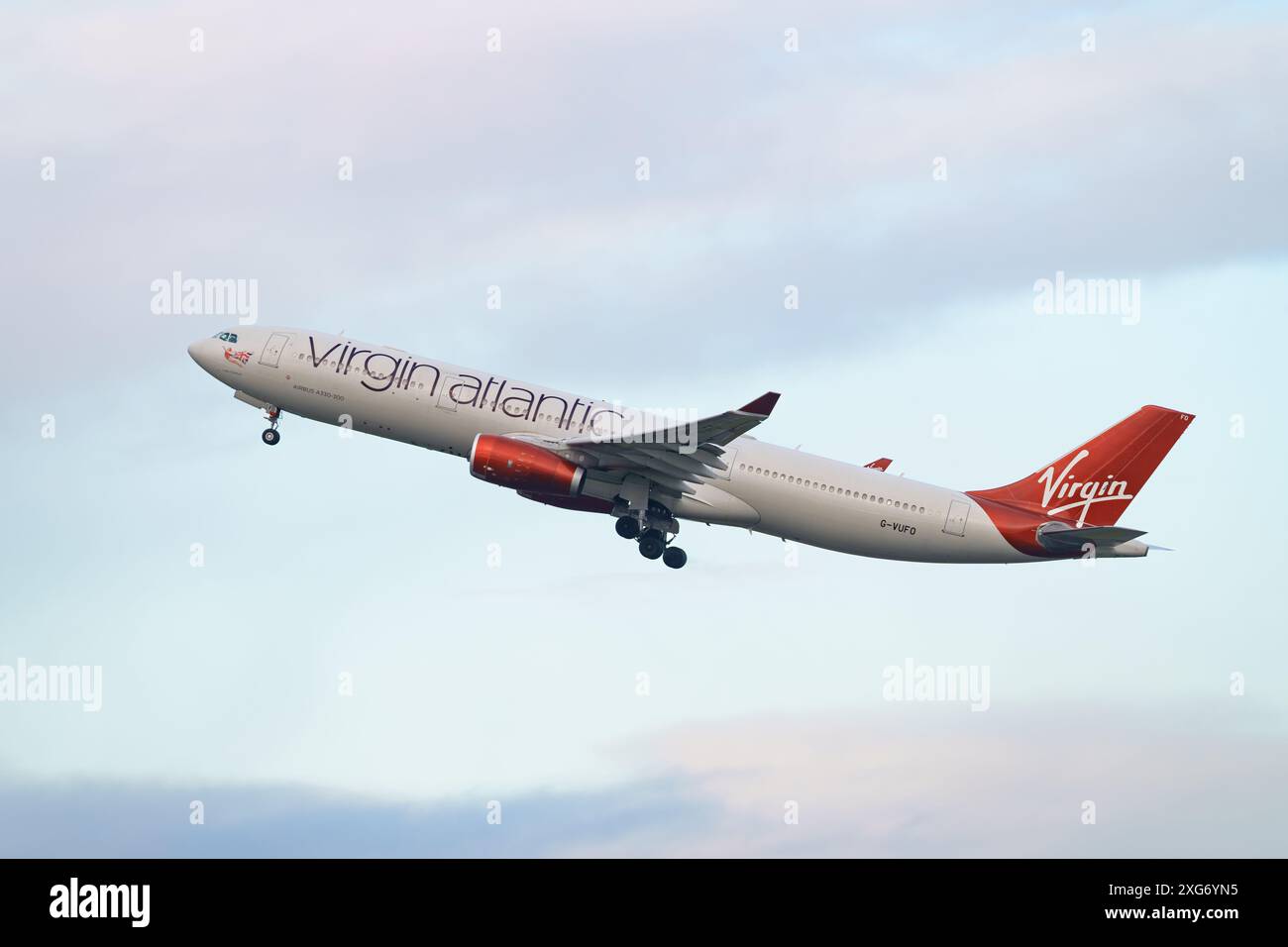 Un nuovo Airbus A330 Virgin Atlantic che decolla dall'aeroporto di Manchester Foto Stock