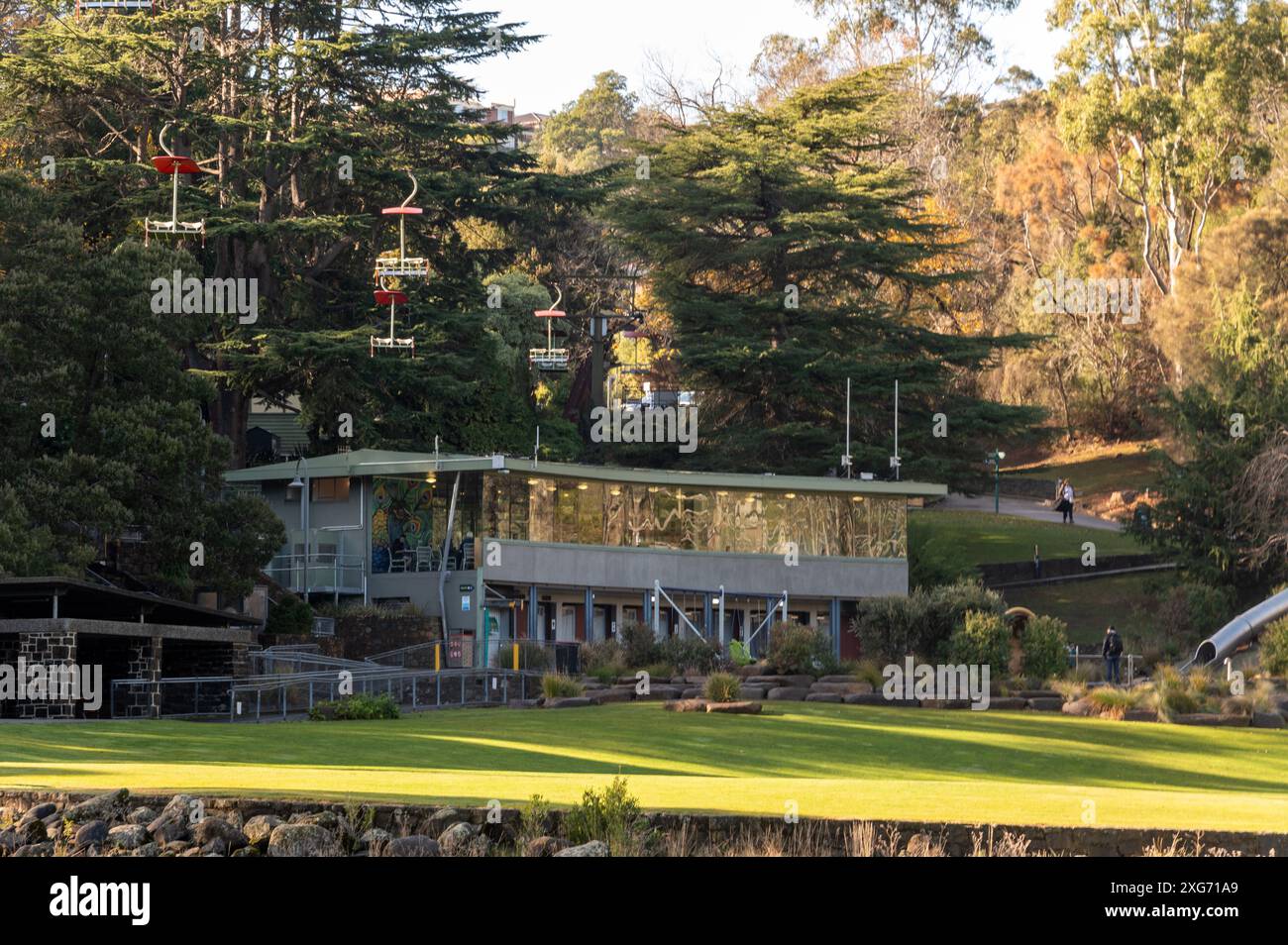 Il ristorante principale e la stazione di seggiovia nella riserva Cataract Gorge a Launceston, Tasmania, Australia. La riserva è popolare tra gli escursionisti Foto Stock