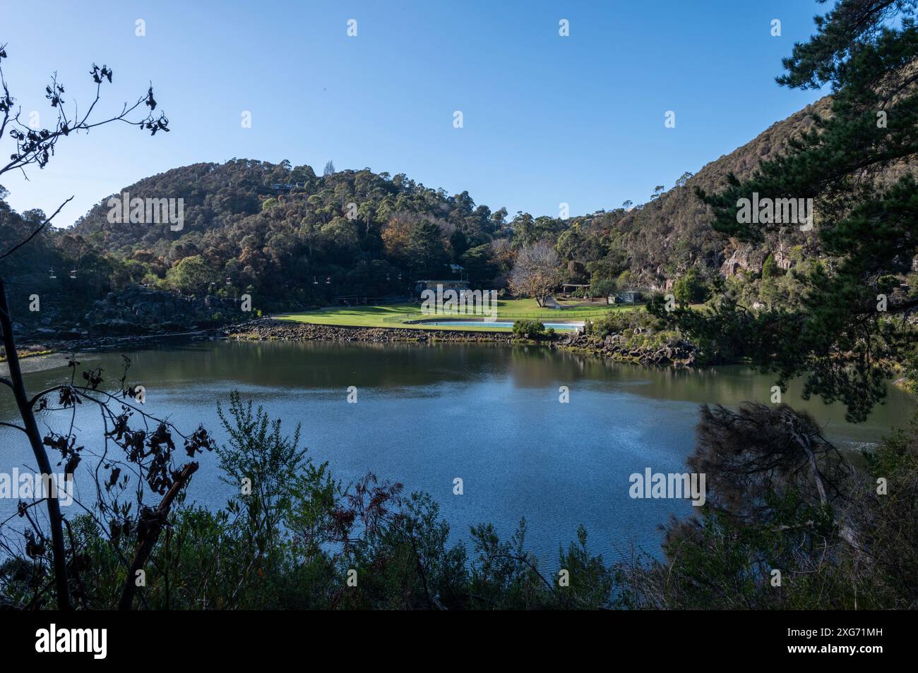 Dall'altra parte del lago si trova il ristorante principale e la stazione di seggiovia nella riserva Cataract Gorge a Launceston, Tasmania, Australia. La riserva è popolare Foto Stock