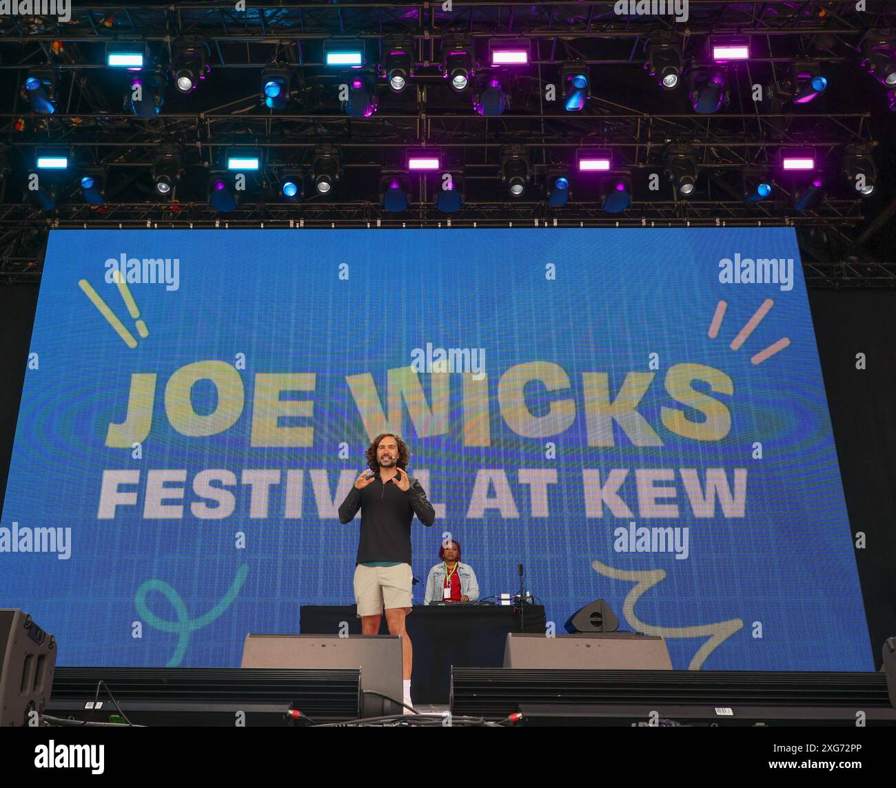 Kew Gardens, Richmond -upon -Thames, Regno Unito. 7 luglio 2024. Joseph Wicks, noto anche come Body Coach, il coach di fitness britannico, presentatore televisivo, personaggio dei social media e autore che ospita il suo primo festival ai Kew Gardens di Londra. Il Joe Wicks Festival di riunisce una varietà di amati esperti di fitness e benessere per una giornata all'insegna del benessere. Paul Quezada-Neiman/Alamy Live News crediti: Paul Quezada-Neiman/Alamy Live News Foto Stock