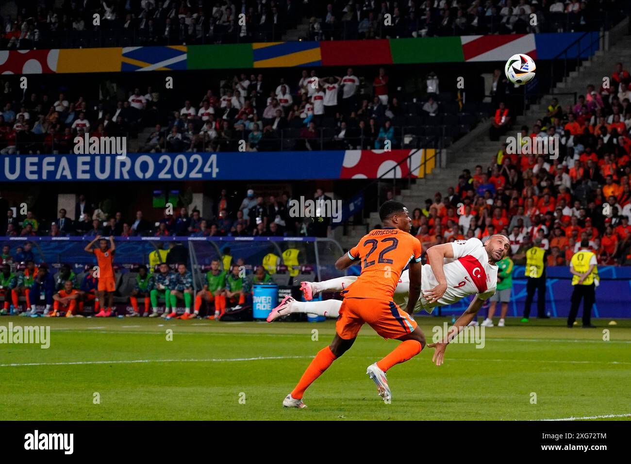 Cenk Tosun di Turkiye e Denzel Dumfries dei Paesi Bassi credito: PRESSINPHOTO SPORTS AGENCY/Alamy Live News Foto Stock