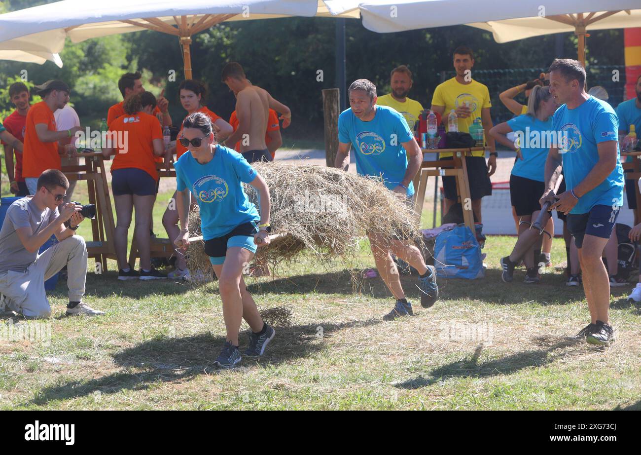 Karlovac, Croazia. 6 luglio 2024. Organizzato dalla Kupa Sports Association, una competizione internazionale di giochi di vecchio villaggio, le Prikup Olympics, si è tenuta nel parco giochi di Kasuni il 6 luglio 2024 a Bosiljevo, Croazia. Dieci squadre hanno gareggiato in sette discipline: Camminare su sedie, trasportare fieno, portare acqua, corda in punti, lanciare ferro di cavallo. Foto: Kristina Stedul Fabac/PIXSELL credito: Pixsell/Alamy Live News Foto Stock