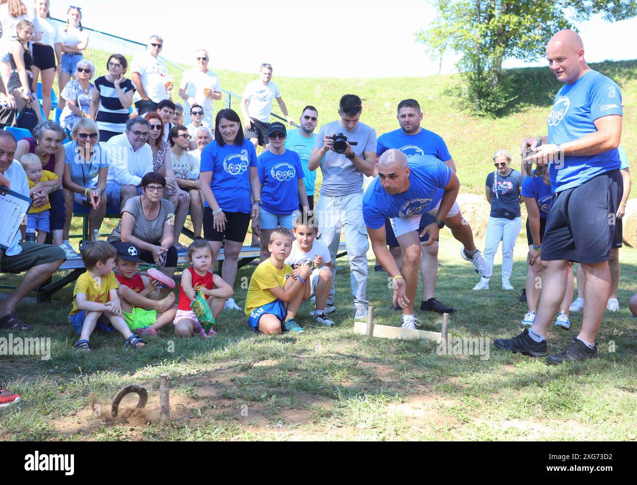 Karlovac, Croazia. 6 luglio 2024. Organizzato dalla Kupa Sports Association, una competizione internazionale di giochi di vecchio villaggio, le Prikup Olympics, si è tenuta nel parco giochi di Kasuni il 6 luglio 2024 a Bosiljevo, Croazia. Dieci squadre hanno gareggiato in sette discipline: Camminare su sedie, trasportare fieno, portare acqua, corda in punti, lanciare ferro di cavallo. Foto: Kristina Stedul Fabac/PIXSELL credito: Pixsell/Alamy Live News Foto Stock