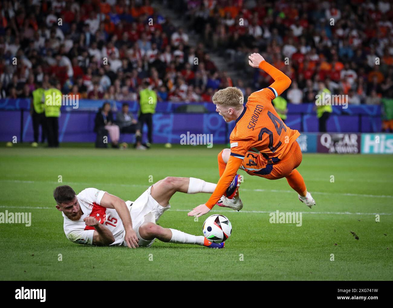 Berlino, Germania. 6 luglio 2024. Salih Ozcan della Turchia (L, n. 15) combatte per un pallone con Jerdy Schouten dei Paesi Bassi (#24) durante i quarti di finale di UEFA EURO 2024 all'Olympiastadion di Berlino, Germania. Crediti: Oleksandr Prykhodko/Alamy Live News Foto Stock