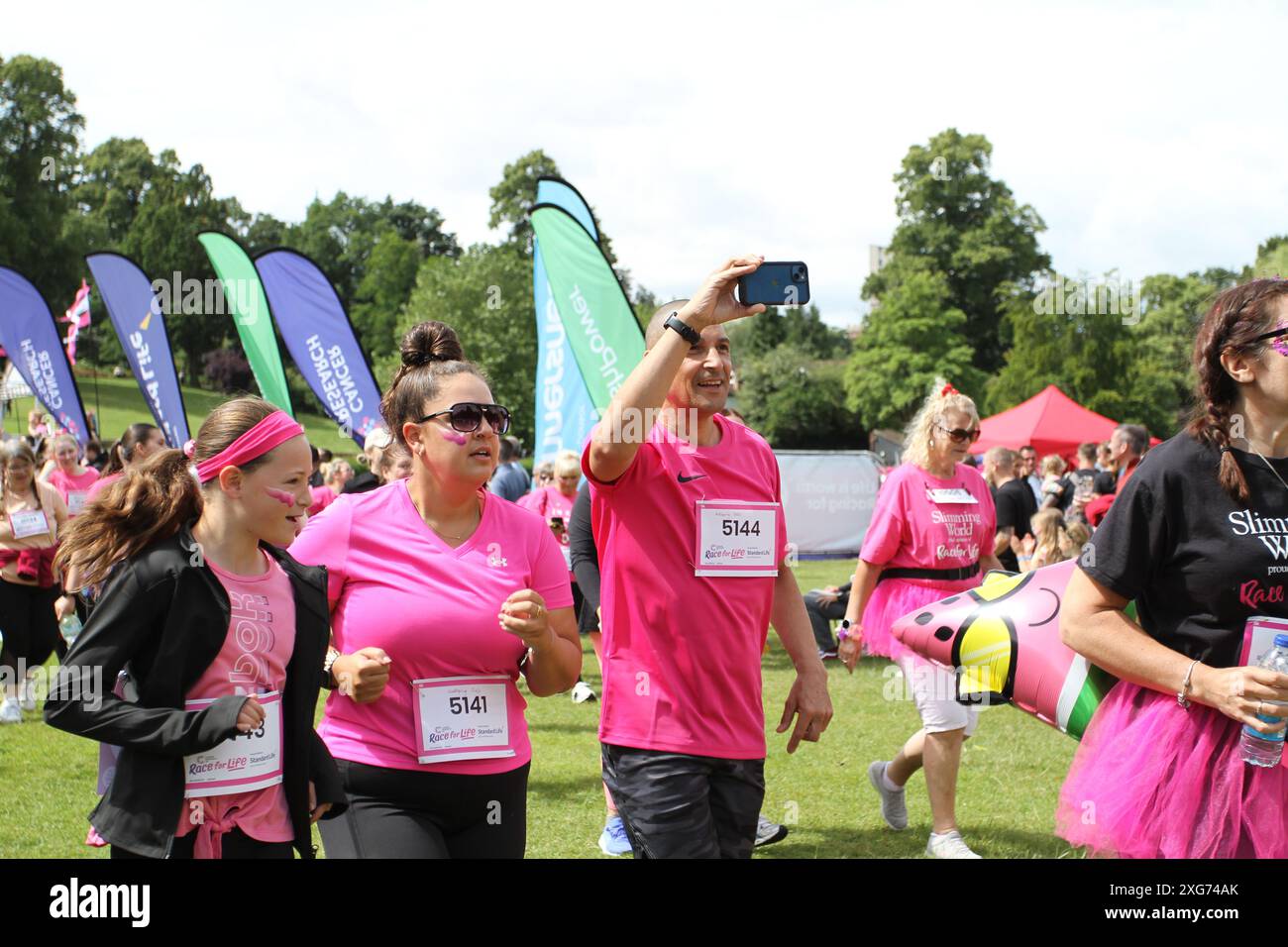 Colchester, Regno Unito. 7 luglio 2024. Gara per la vita, il Colchester 5K, che si tiene nel Lower Castle Park della città. La gara è per persone di tutte le età, background e livelli di fitness e raccoglie fondi per la ricerca sul cancro nel Regno Unito. Credito: Vista orientale/Alamy Live News Foto Stock