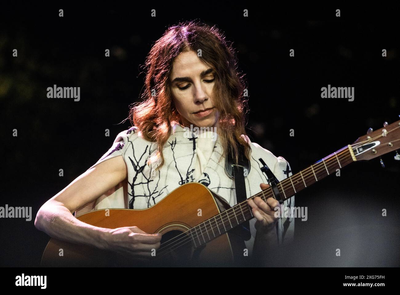 Roskilde, Danimarca. 6 luglio 2024. Il cantante britannico PJ Harvey si esibisce al Roskilde Festival sabato 6 luglio 2024. (Foto: Helle Arensbak/Ritzau Scanpix) credito: Ritzau/Alamy Live News Foto Stock