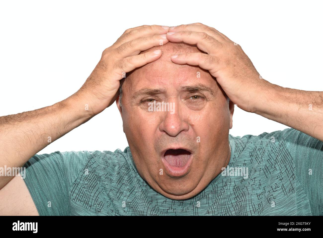 Ritratto di un uomo anziano che urla tenendo la testa tra le mani. Foto Stock