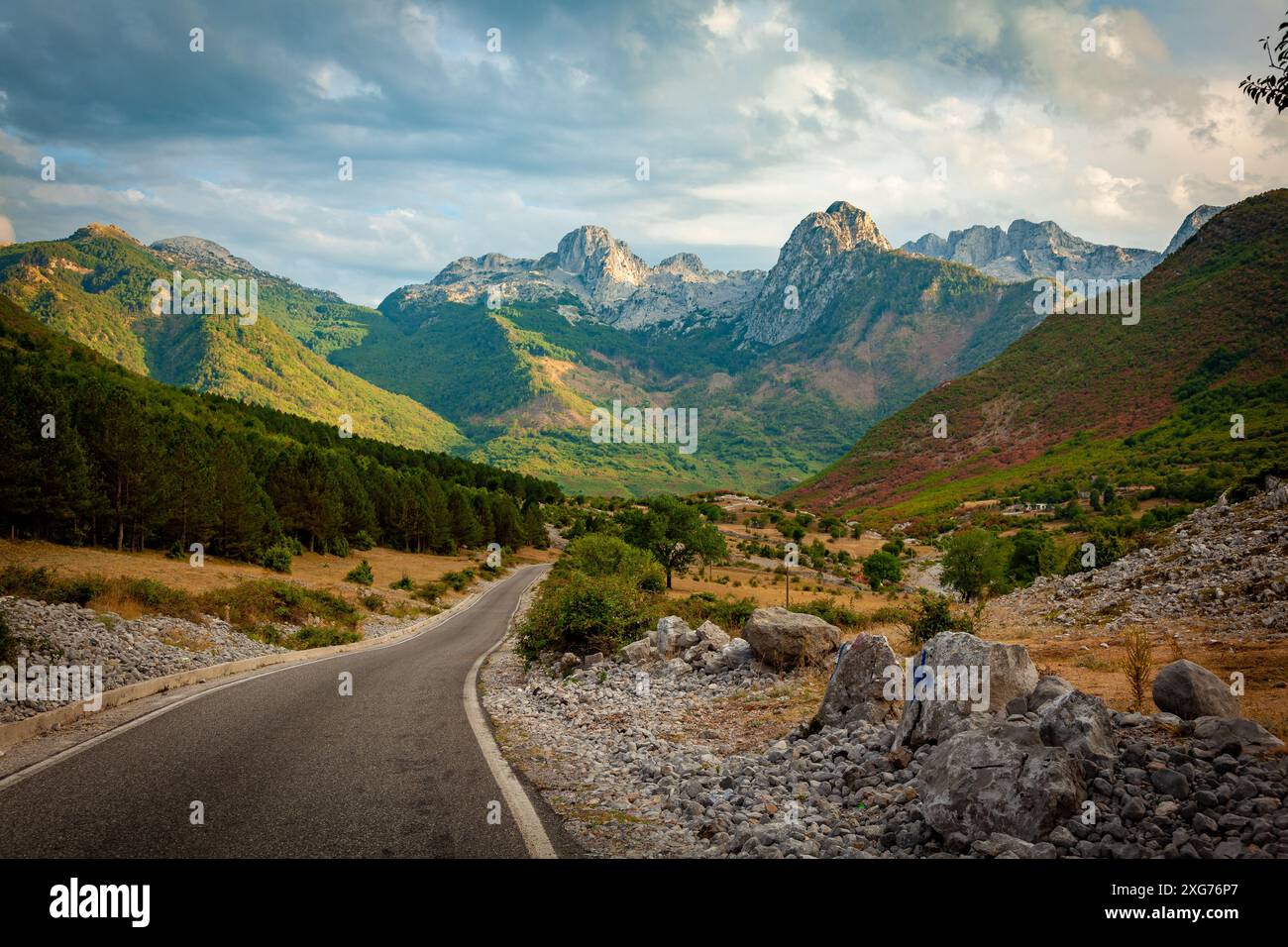 Pittoresca valle di Bogë, Albania, vicino alla valle del Theth, fotografata al sole serale, ora magica. Tecnica ad alta gamma dinamica. Colori vivaci. Foto Stock