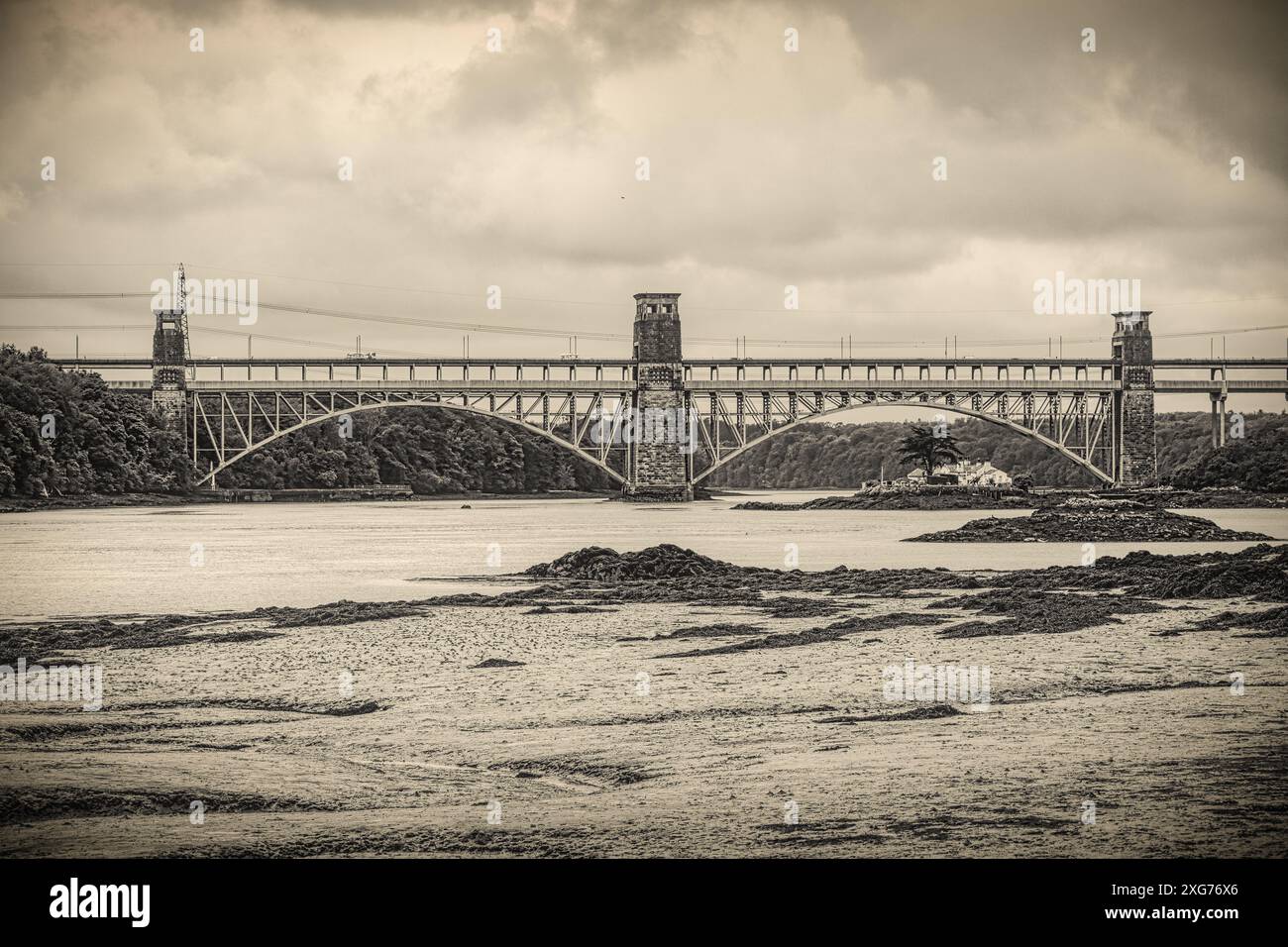 Britannia Road and Rail Bridge, Anglesey, Galles del Nord, Regno Unito Foto Stock